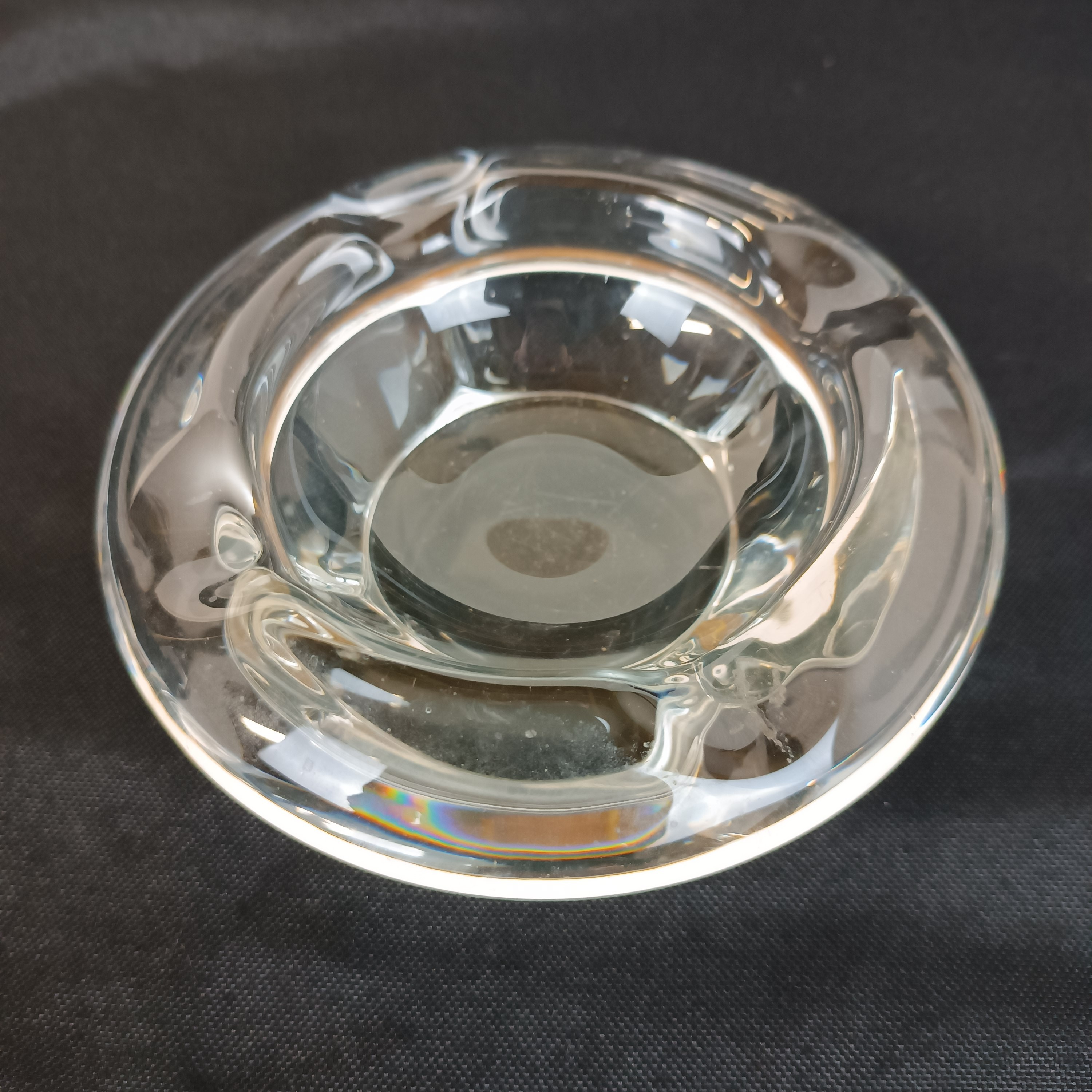 Voir photo 2 de Cendrier massif en cristal , 16 cm env. de diamètre extérieur Cendrier massif en cristal , 16 cm env. de diamètre extérieur État correct reconditionné photo 2