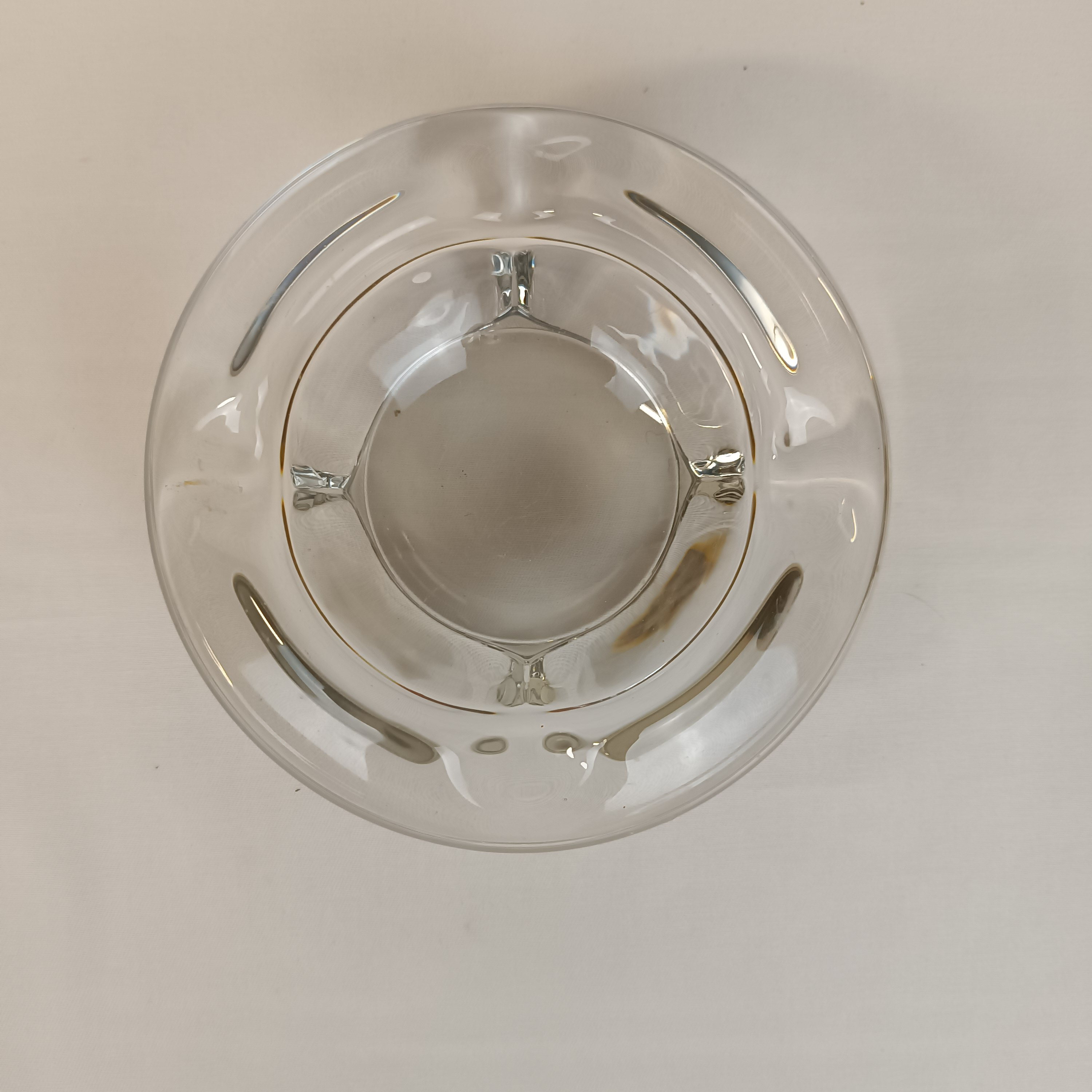Voir photo 3 de Cendrier massif en cristal , 16 cm env. de diamètre extérieur Cendrier massif en cristal , 16 cm env. de diamètre extérieur État correct reconditionné photo 3