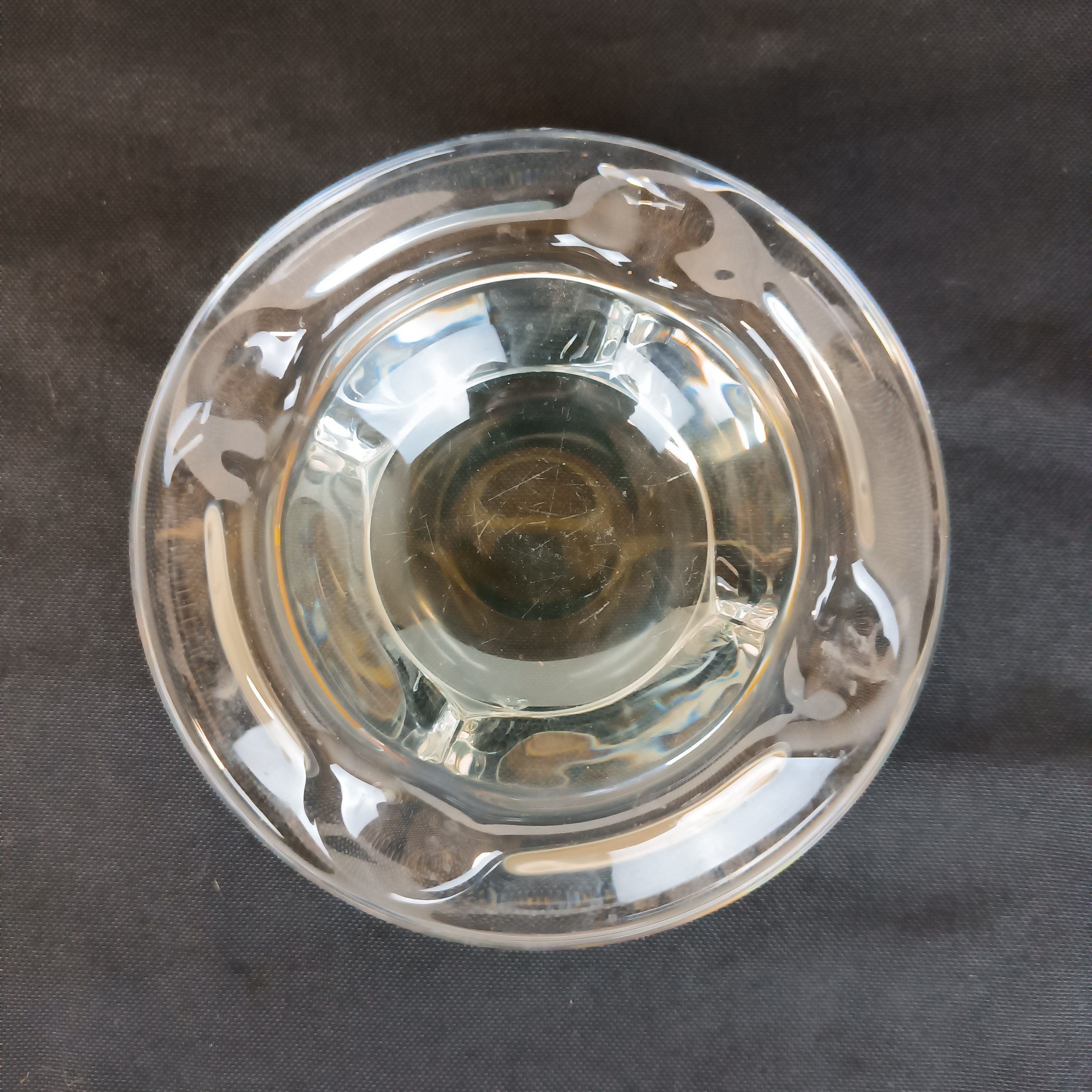 Voir photo 4 de Cendrier massif en cristal , 16 cm env. de diamètre extérieur Cendrier massif en cristal , 16 cm env. de diamètre extérieur État correct reconditionné photo 4