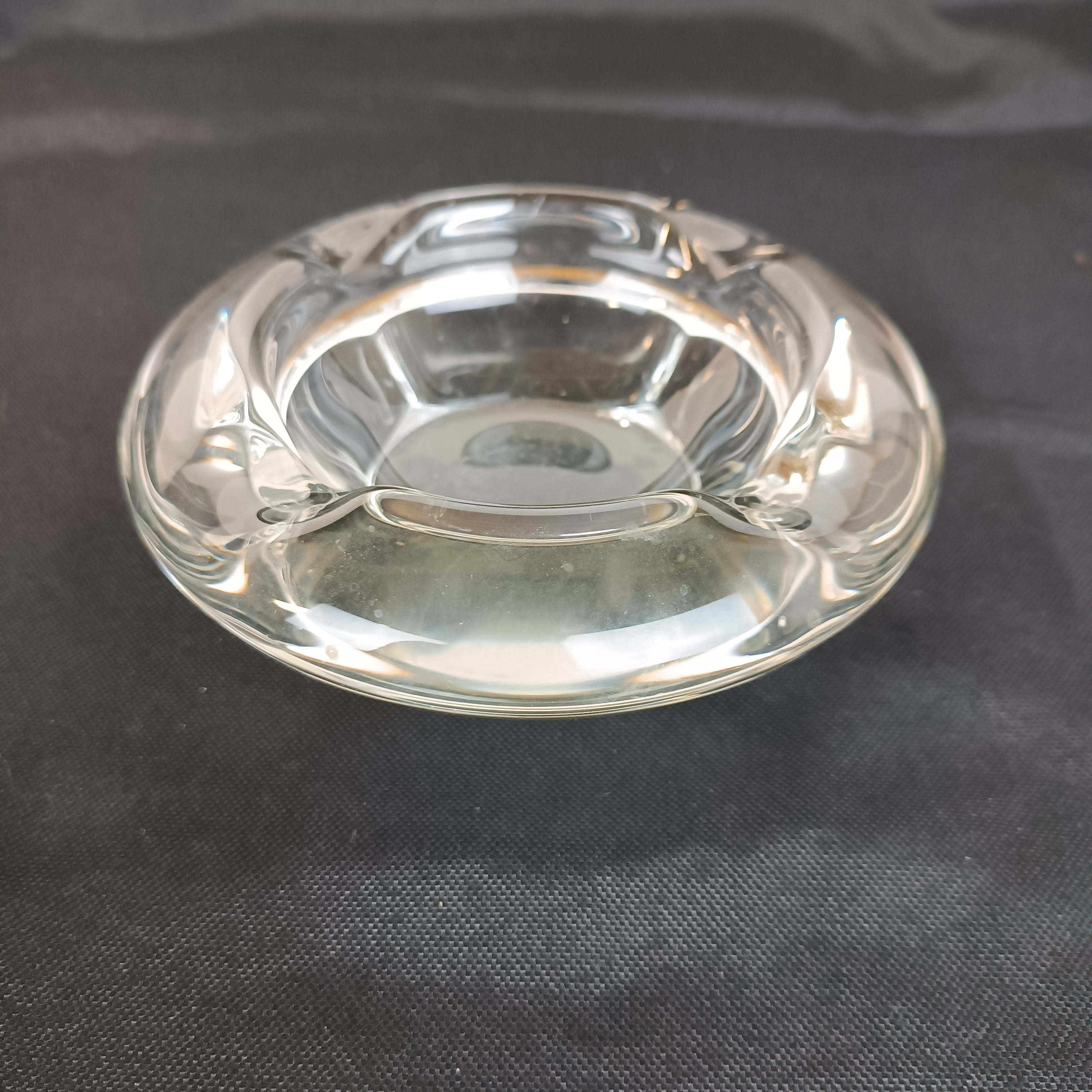Voir photo 5 de Cendrier massif en cristal , 16 cm env. de diamètre extérieur Cendrier massif en cristal , 16 cm env. de diamètre extérieur État correct reconditionné photo 5
