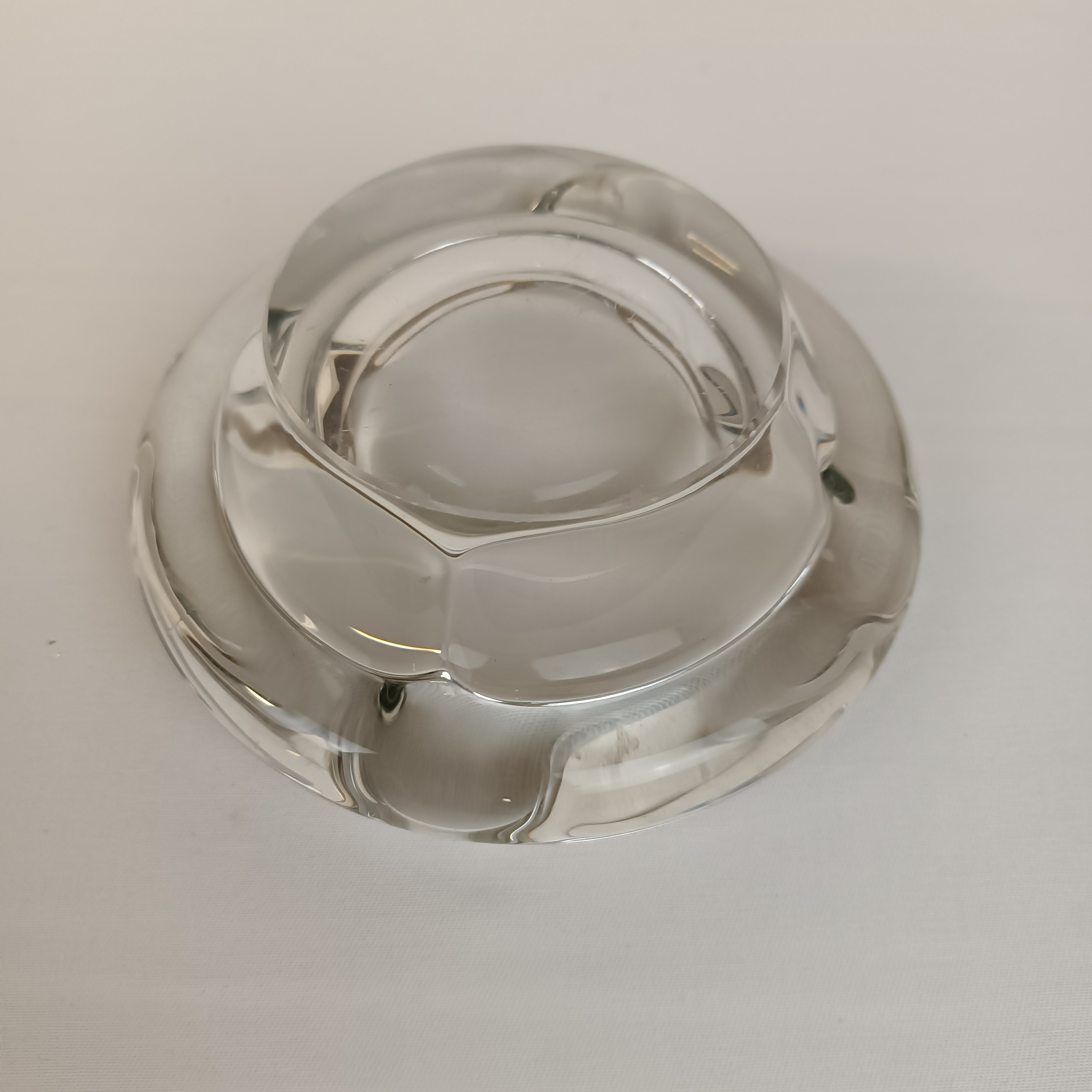 Voir photo 6 de Cendrier massif en cristal , 16 cm env. de diamètre extérieur Cendrier massif en cristal , 16 cm env. de diamètre extérieur État correct reconditionné photo 6