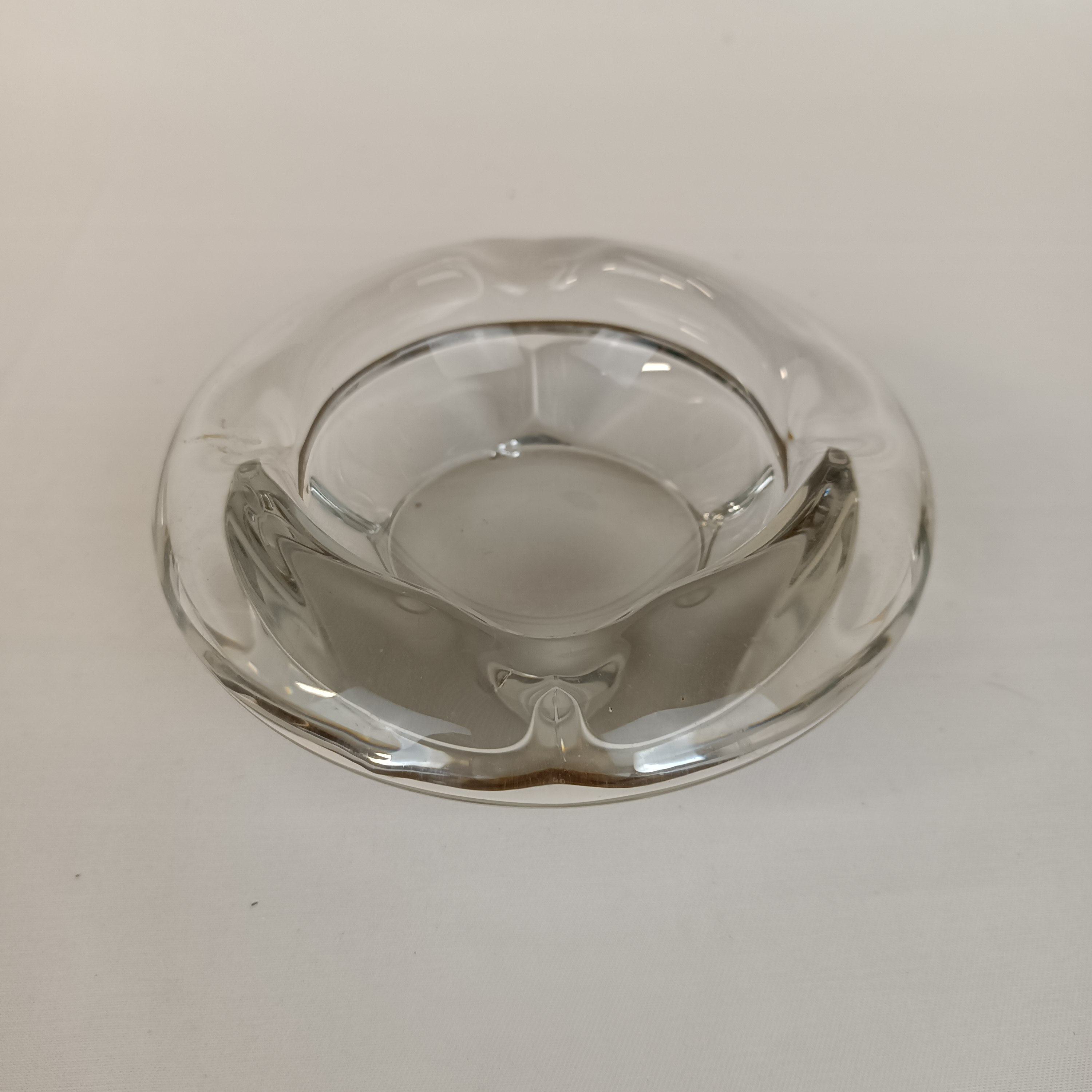 Acheter Cendrier massif en cristal , 16 cm env. de diamètre extérieur État correct - 17,50 € Cendrier massif en cristal , 16 cm env. de diamètre extérieur État correct reconditionné disponible sur Label Emmaüs
