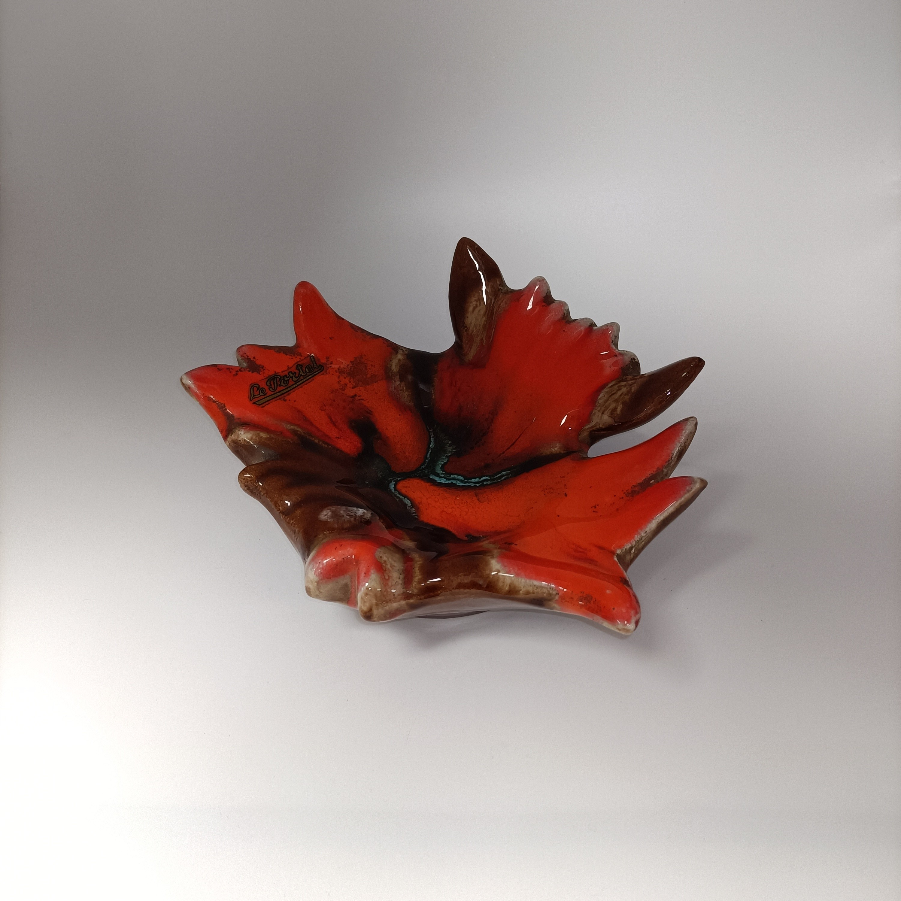 Voir photo 2 de Cendrier vide-poche feuille rouge en céramique émaillée vintage Le Portel Cendrier vide-poche feuille rouge en céramique émaillée vintage Le Portel Très bon état reconditionné photo 2