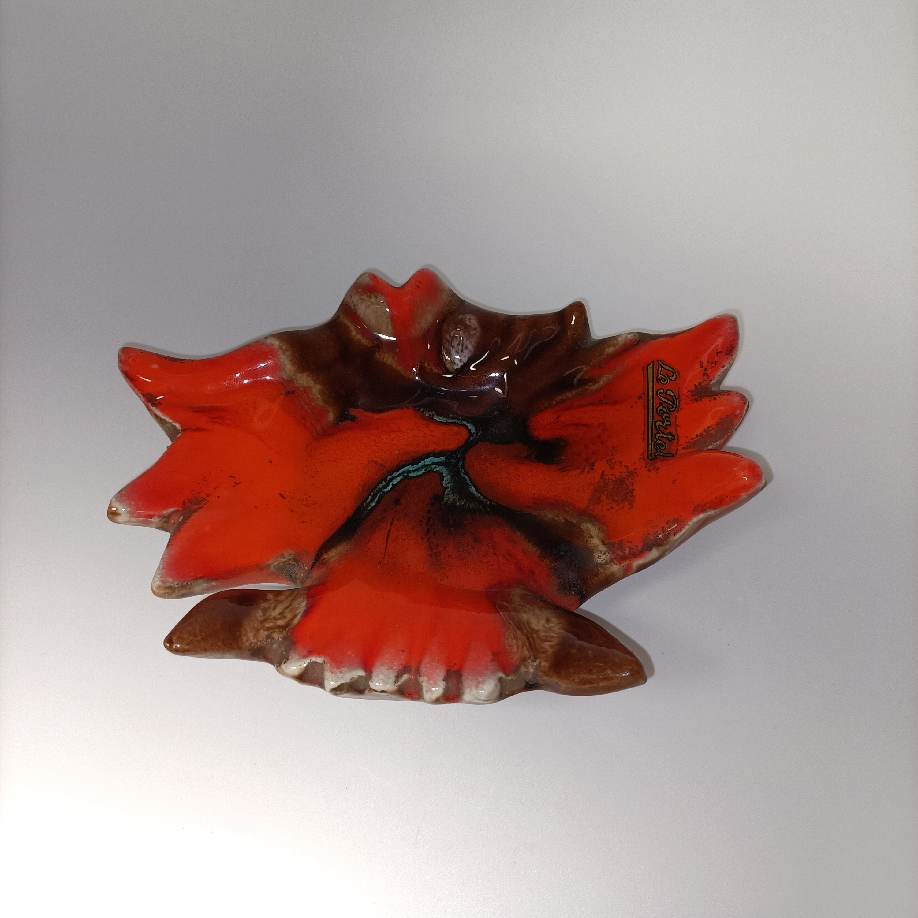 Voir photo 4 de Cendrier vide-poche feuille rouge en céramique émaillée vintage Le Portel Cendrier vide-poche feuille rouge en céramique émaillée vintage Le Portel Très bon état reconditionné photo 4