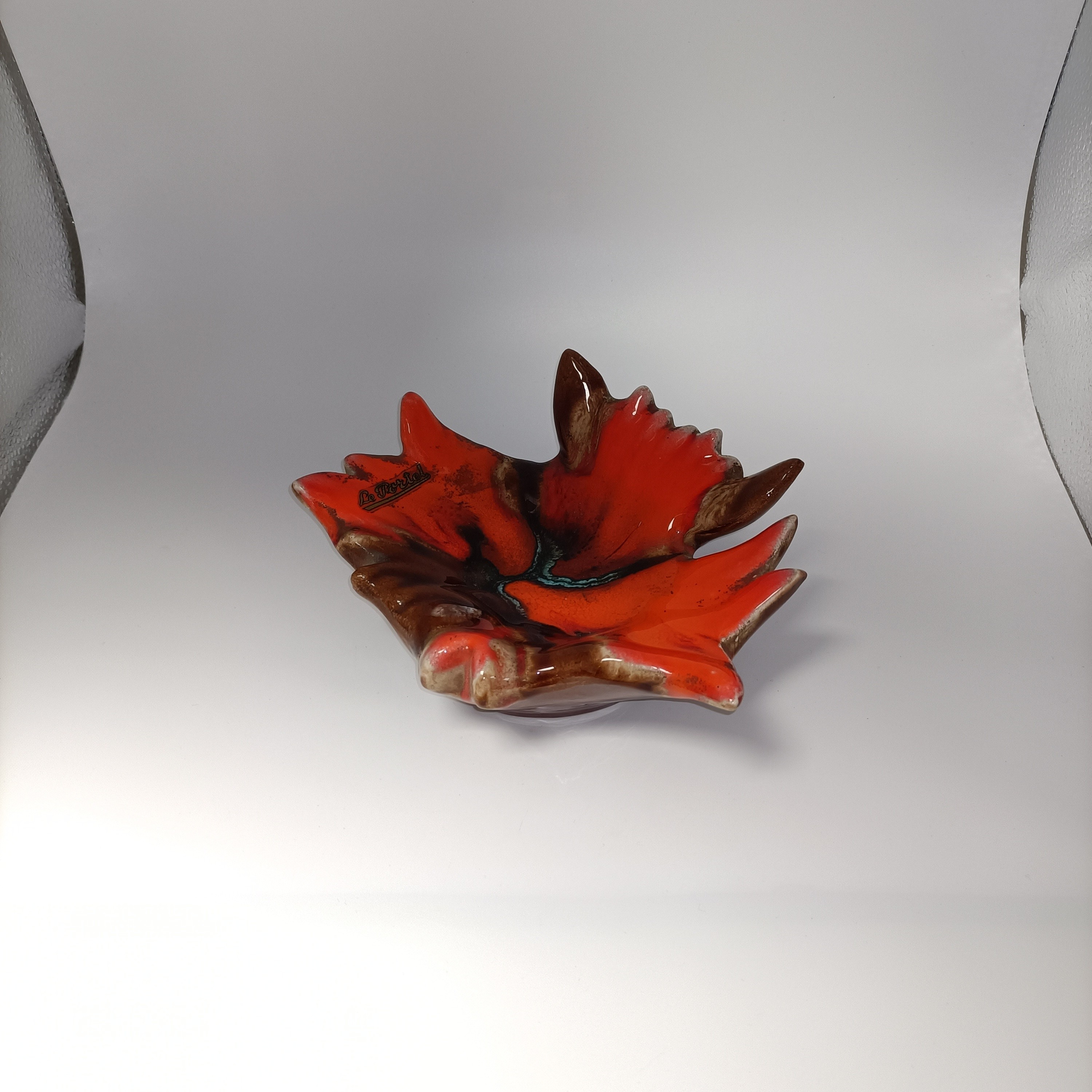 Voir photo 5 de Cendrier vide-poche feuille rouge en céramique émaillée vintage Le Portel Cendrier vide-poche feuille rouge en céramique émaillée vintage Le Portel Très bon état reconditionné photo 5