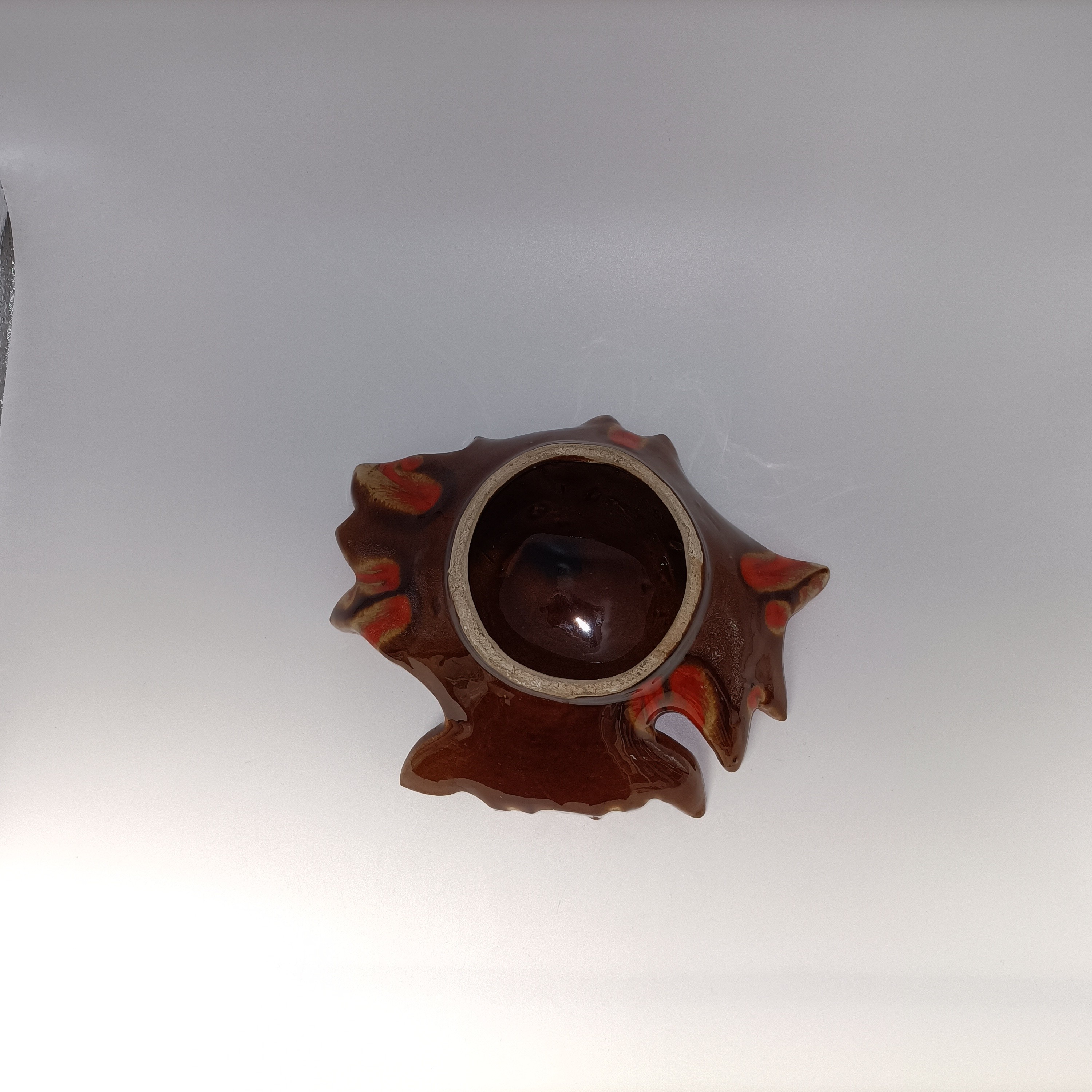 Voir photo 6 de Cendrier vide-poche feuille rouge en céramique émaillée vintage Le Portel Cendrier vide-poche feuille rouge en céramique émaillée vintage Le Portel Très bon état reconditionné photo 6