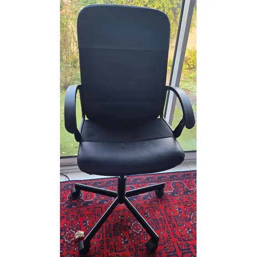 Chaise de bureau pivotante (noir) Vous pouvez profitez d'unconfort optimal avec cette chaise de bureau pivotante en excellent état ! Assise rembourrée et rotation à 360° pour une liberté de mouvement Bon état reconditionné disponible sur Rakuten