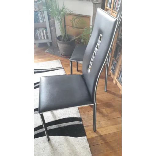 Chaise de salle à manger noires Bon état reconditionné disponible sur Rakuten