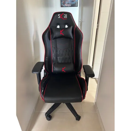 Chaise gaming Skillkorp. Couleur noir et rouge. En bon état. Deux coussins lombaires et tête. Repose bras ajustable de 3 façon différente hauteur largeur profondeur. Inclinaison et balancier. Top !!! Bon état reconditionné disponible sur Rakuten
