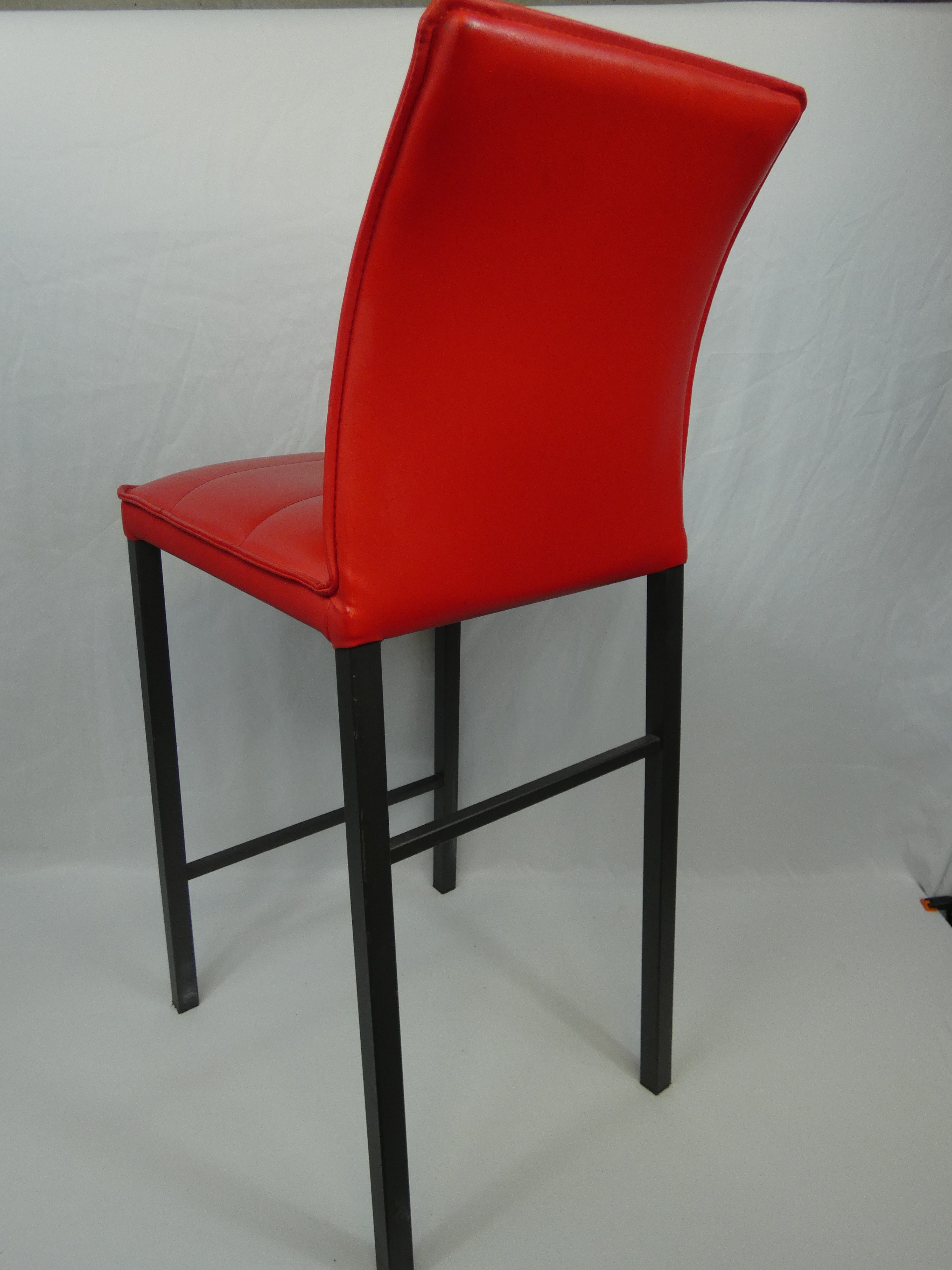 Voir photo 3 de Chaise haute de bar en simili cuir rouge de marque EUROPEA Italie Chaise haute de bar en simili cuir rouge de marque EUROPEA Italie Bon état reconditionné photo 3