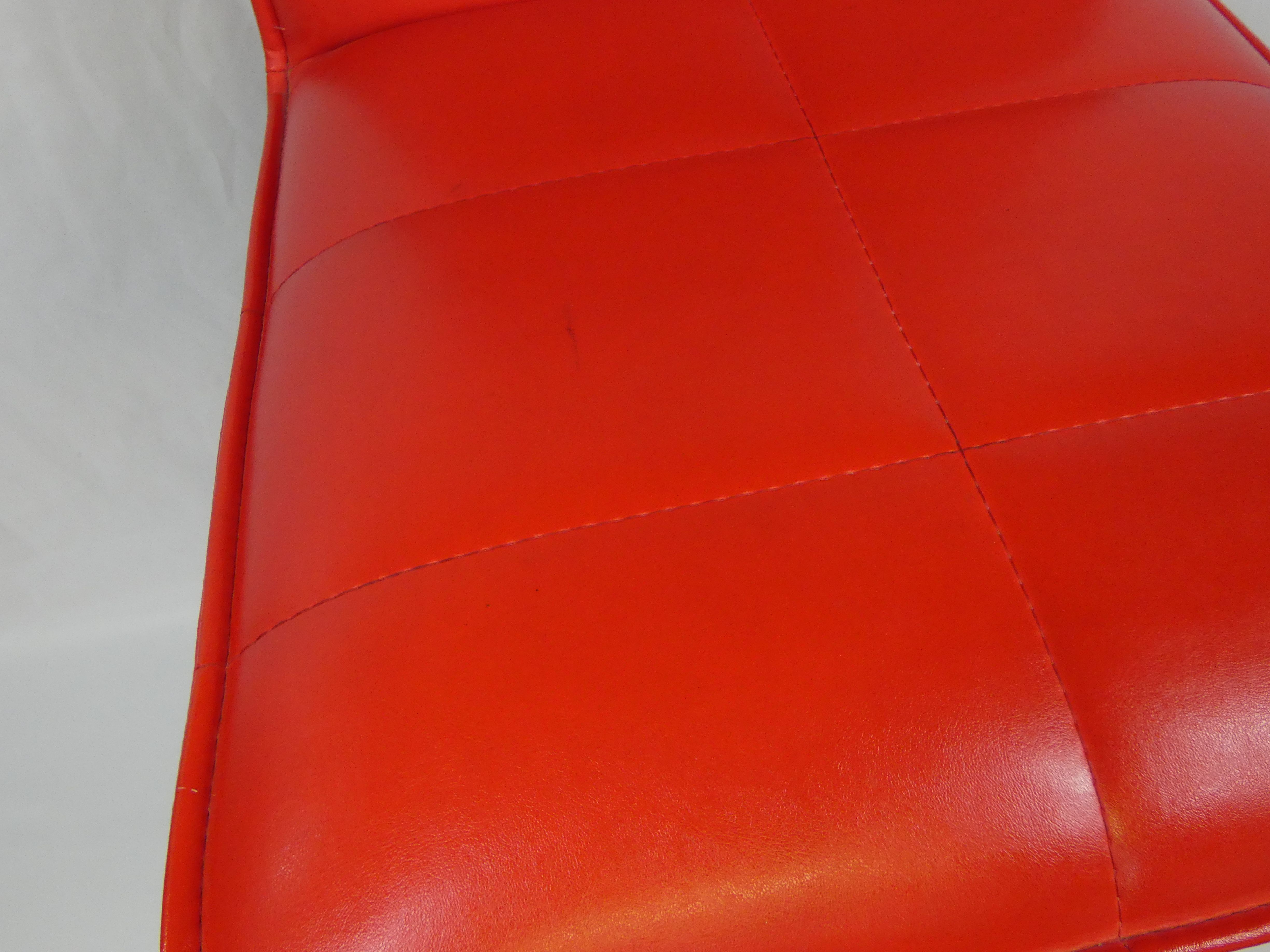 Voir photo 4 de Chaise haute de bar en simili cuir rouge de marque EUROPEA Italie Chaise haute de bar en simili cuir rouge de marque EUROPEA Italie Bon état reconditionné photo 4