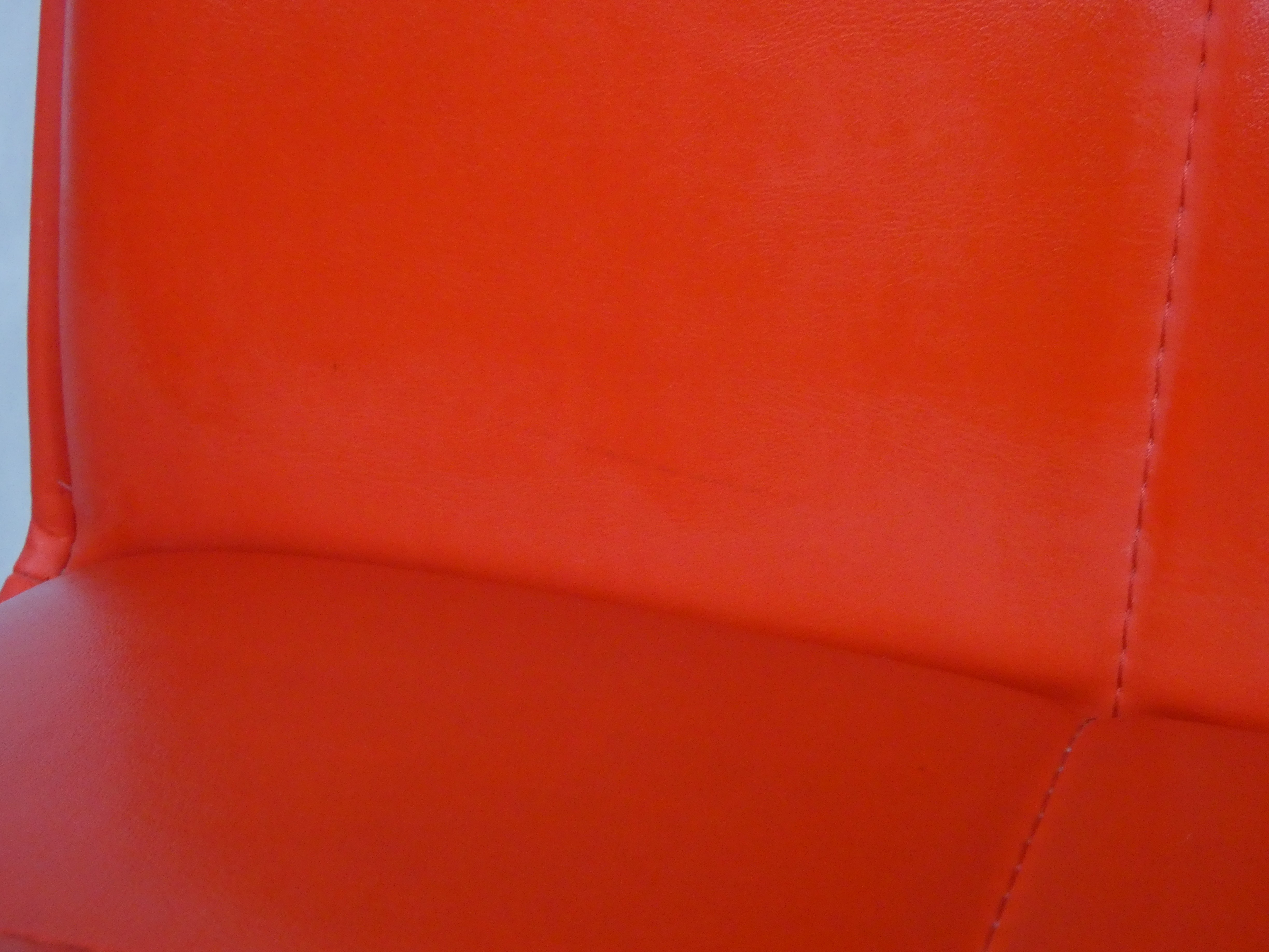 Voir photo 6 de Chaise haute de bar en simili cuir rouge de marque EUROPEA Italie Chaise haute de bar en simili cuir rouge de marque EUROPEA Italie Bon état reconditionné photo 6