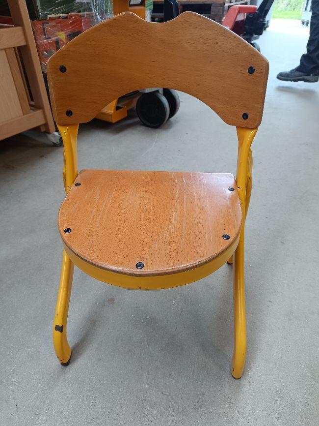 Chaise maternelle jaune 31 cm Bon état - 12,45 € Chaise maternelle jaune 31 cm Bon état reconditionné disponible sur Label Emmaüs