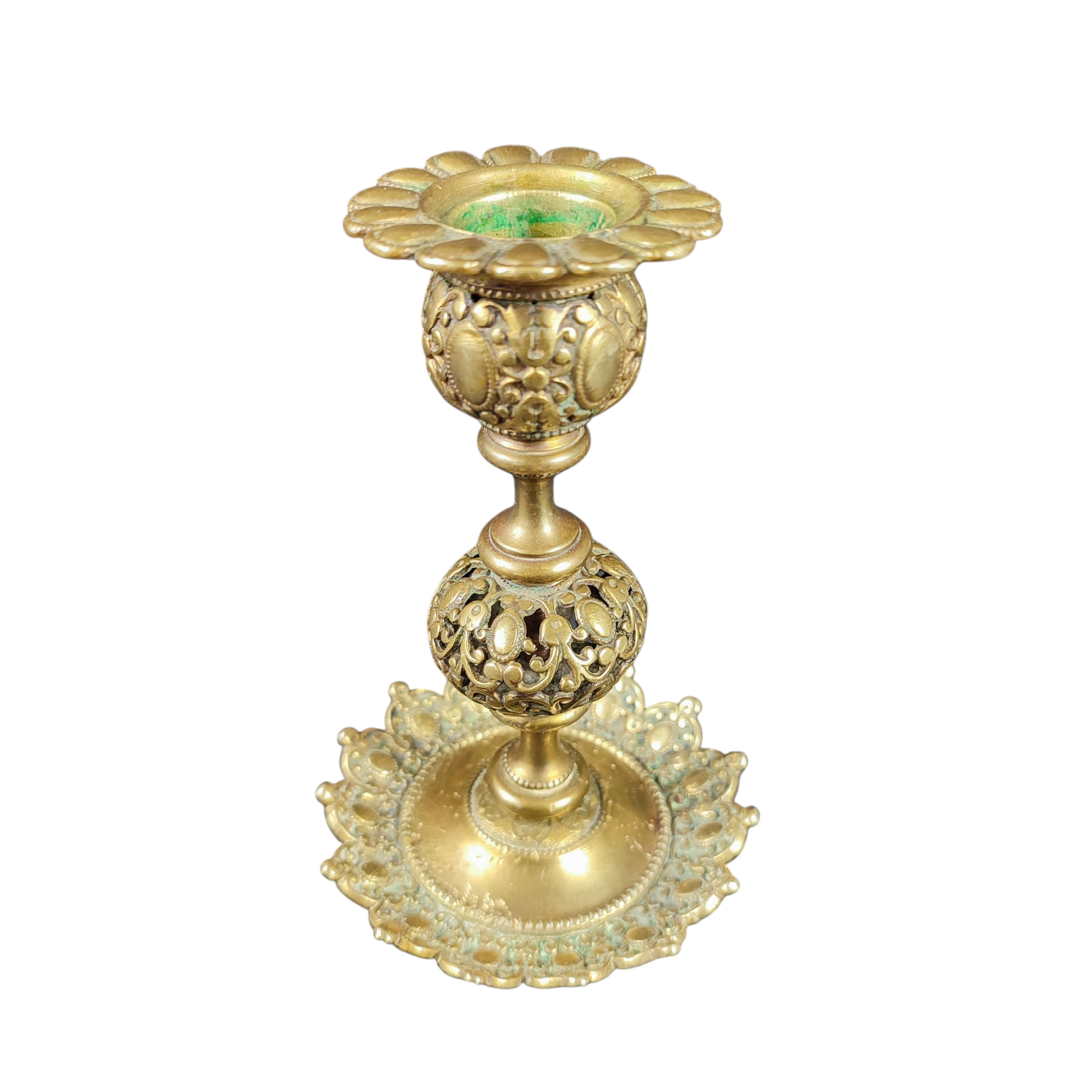 Acheter Chandelier à main style 19ème en bronze doré Bon état - 11,00 € Chandelier à main style 19ème en bronze doré Bon état reconditionné disponible sur Label Emmaüs