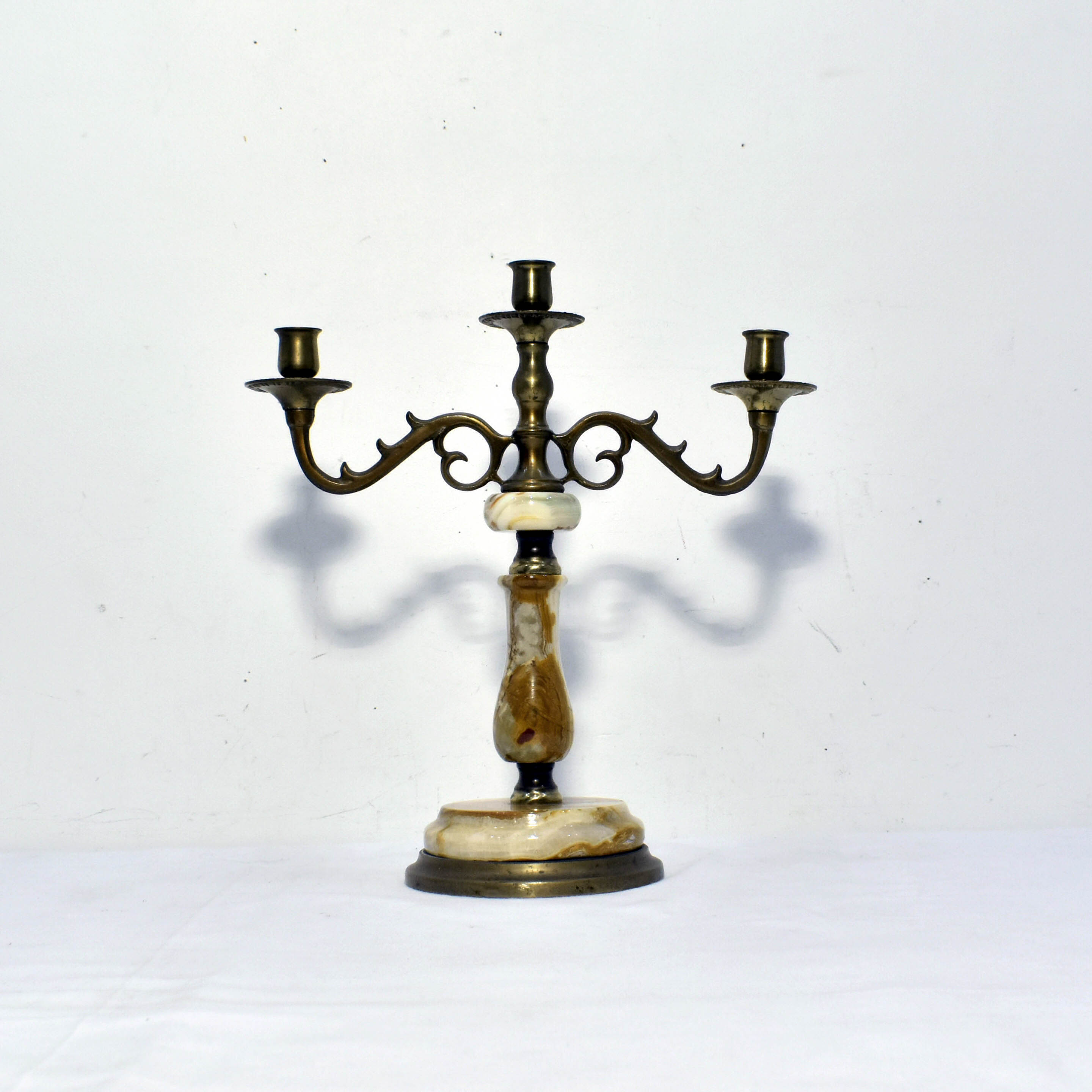 Voir photo 3 de Chandelier Bonbonnière & Cendrier - Onyx & Laiton Doré Chandelier Bonbonnière & Cendrier - Onyx & Laiton Doré Bon état reconditionné photo 3
