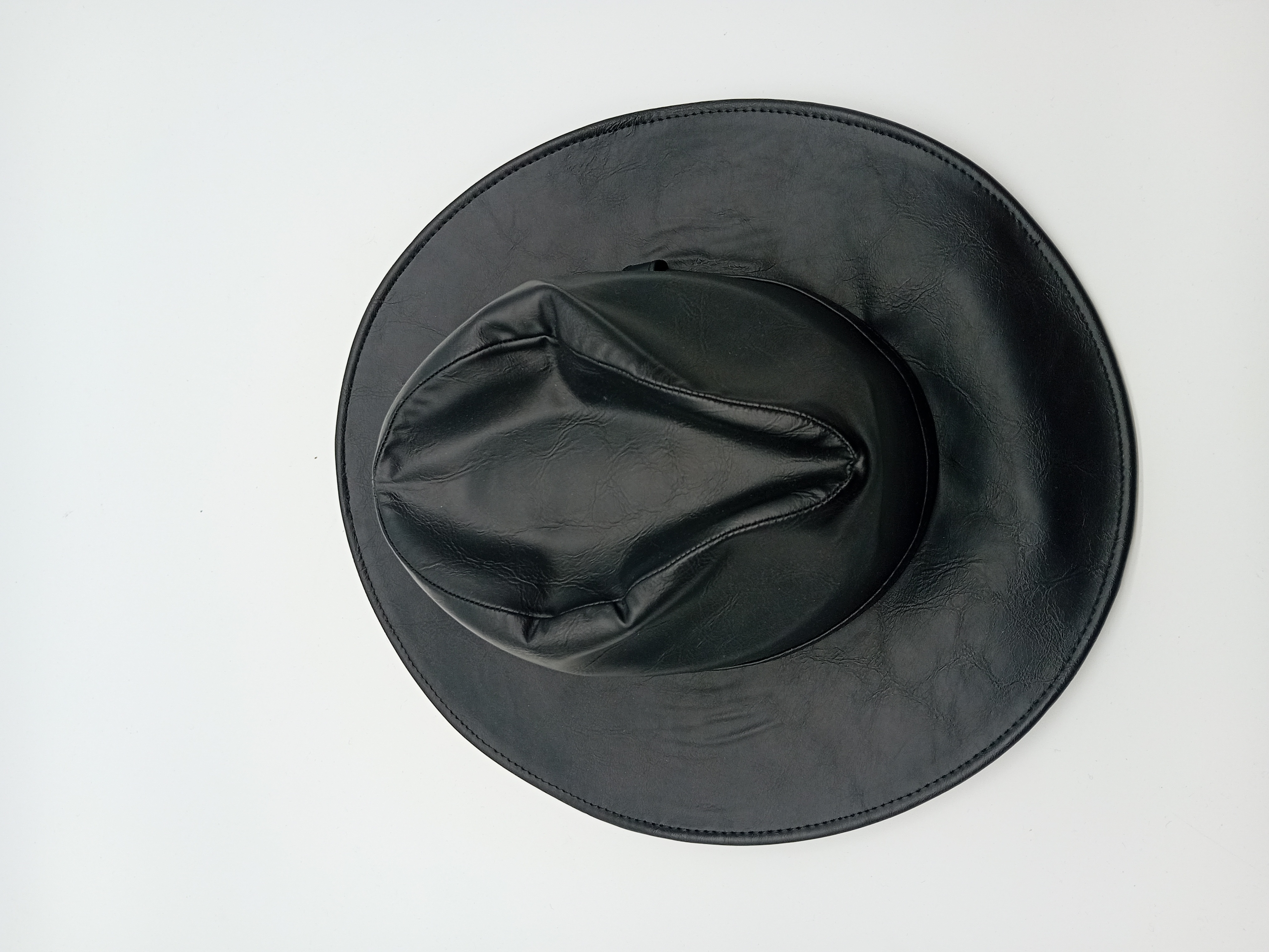 Voir photo 3 de Chapeau Fedora Cowboy Noir Effet Cuir Taille M (V3496) Chapeau Fedora Cowboy Noir Effet Cuir Taille M (V3496) Bon état reconditionné photo 3