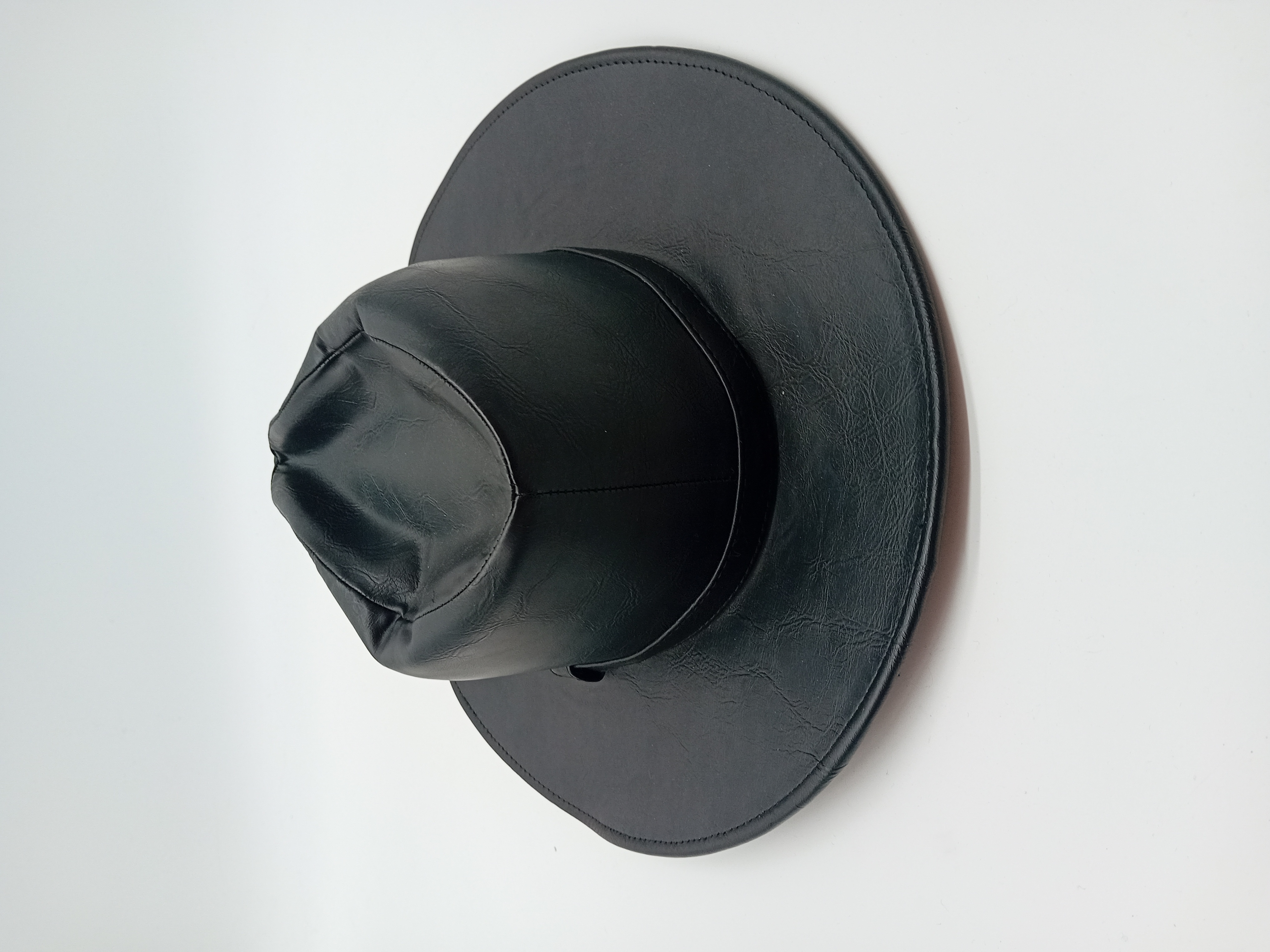 Voir photo 5 de Chapeau Fedora Cowboy Noir Effet Cuir Taille M (V3496) Chapeau Fedora Cowboy Noir Effet Cuir Taille M (V3496) Bon état reconditionné photo 5