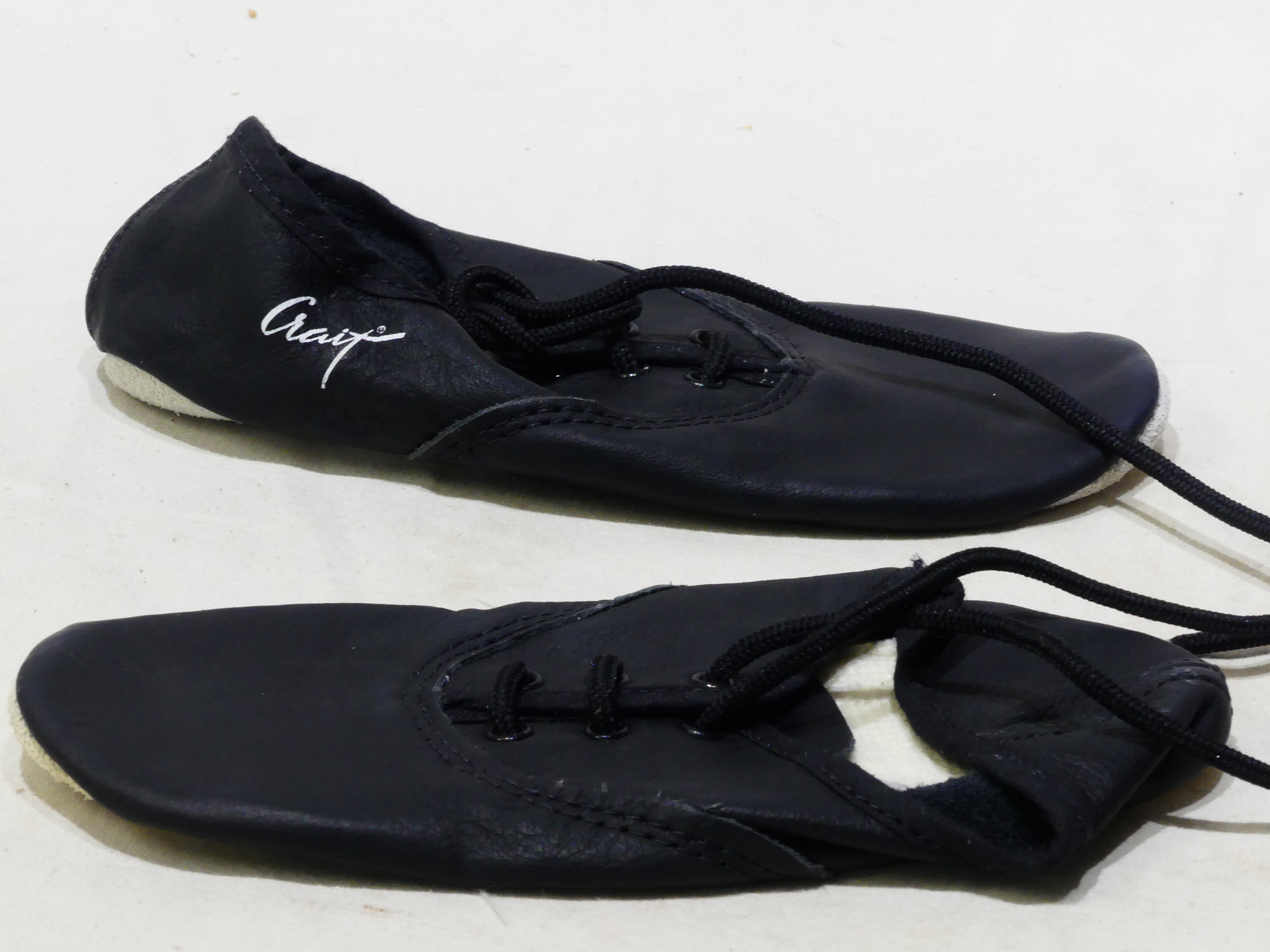 Voir photo 2 de Chaussons en danse moderne en cuir, Crait made in France pointure 30 Chaussons en danse moderne en cuir, Crait made in France pointure 30 Parfait état reconditionné photo 2