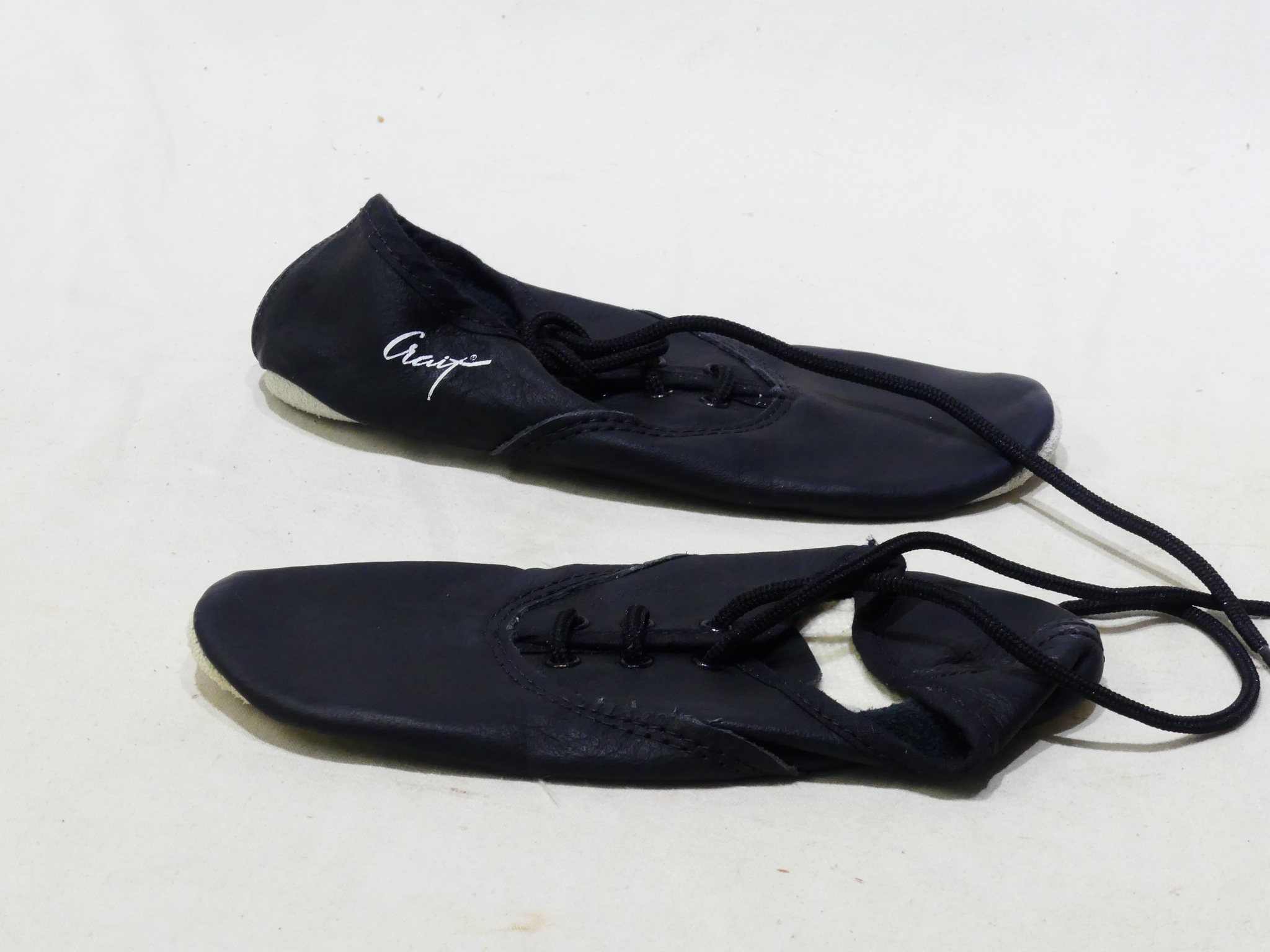 Chaussons en danse moderne en cuir, Crait made in France pointure 30 Parfait état - 20,00 € Chaussons en danse moderne en cuir, Crait made in France pointure 30 Parfait état reconditionné disponible sur Label Emmaüs