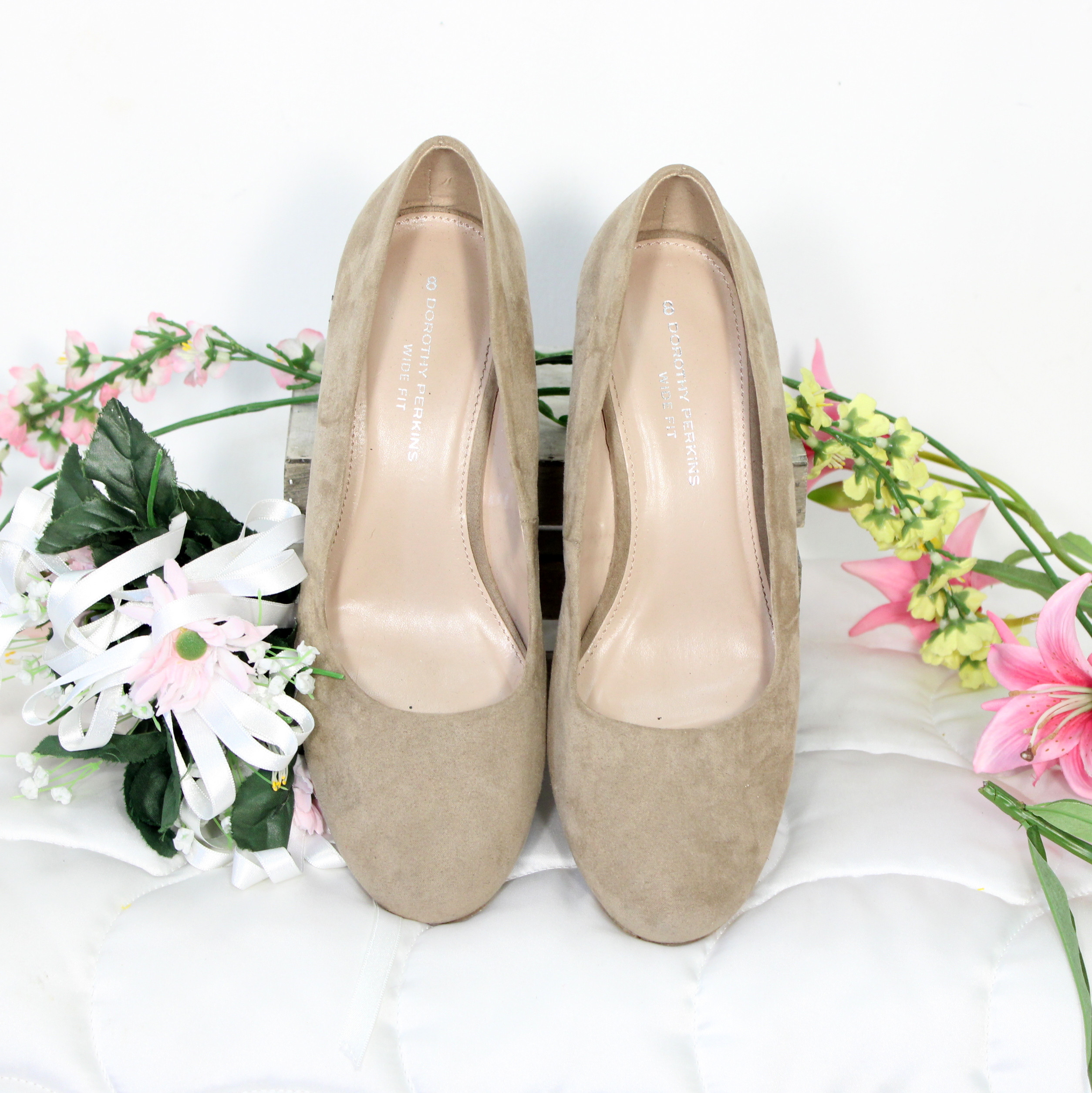 Voir photo 2 de Chaussure A Talon Compensé Beige DOROTHY PERKINS Pointure Estimée 40 Chaussure A Talon Compensé Beige DOROTHY PERKINS Pointure Estimée 40 Bon état reconditionné photo 2