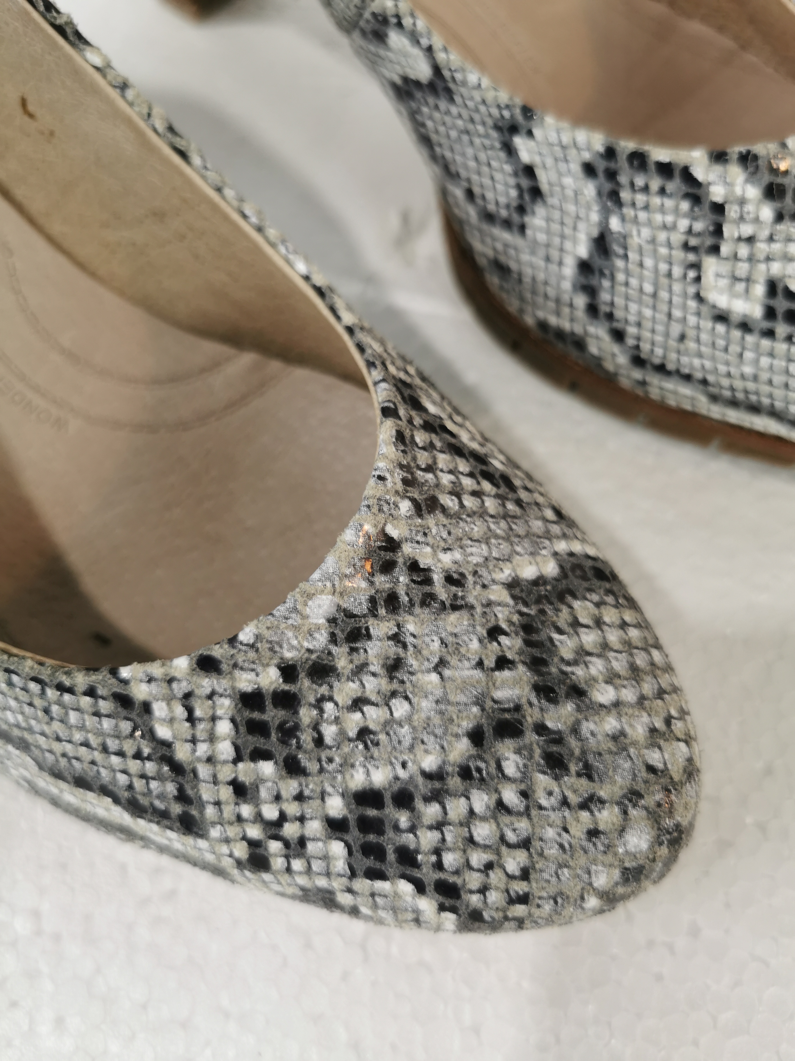 Voir photo 12 de Chaussure à talons femme - Wonders - En serpent brillant gris - taille 37 Chaussure à talons femme - Wonders - En serpent brillant gris - taille 37 Bon état reconditionné photo 12