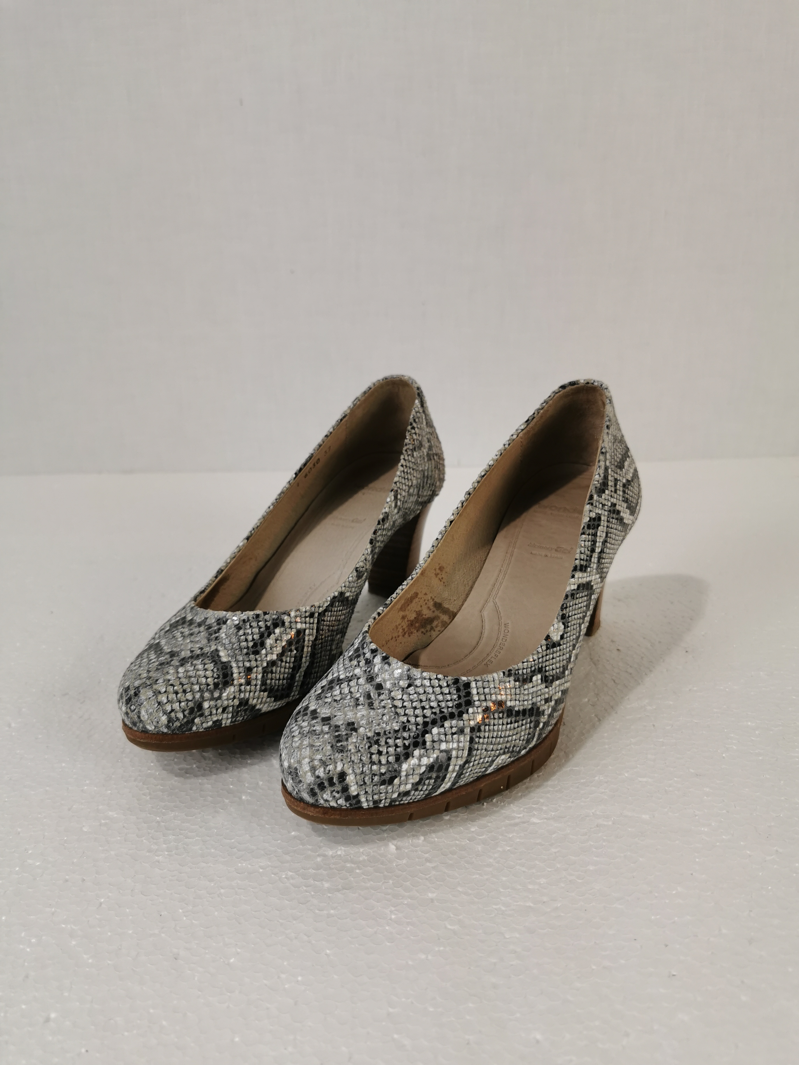 Voir photo 2 de Chaussure à talons femme - Wonders - En serpent brillant gris - taille 37 Chaussure à talons femme - Wonders - En serpent brillant gris - taille 37 Bon état reconditionné photo 2