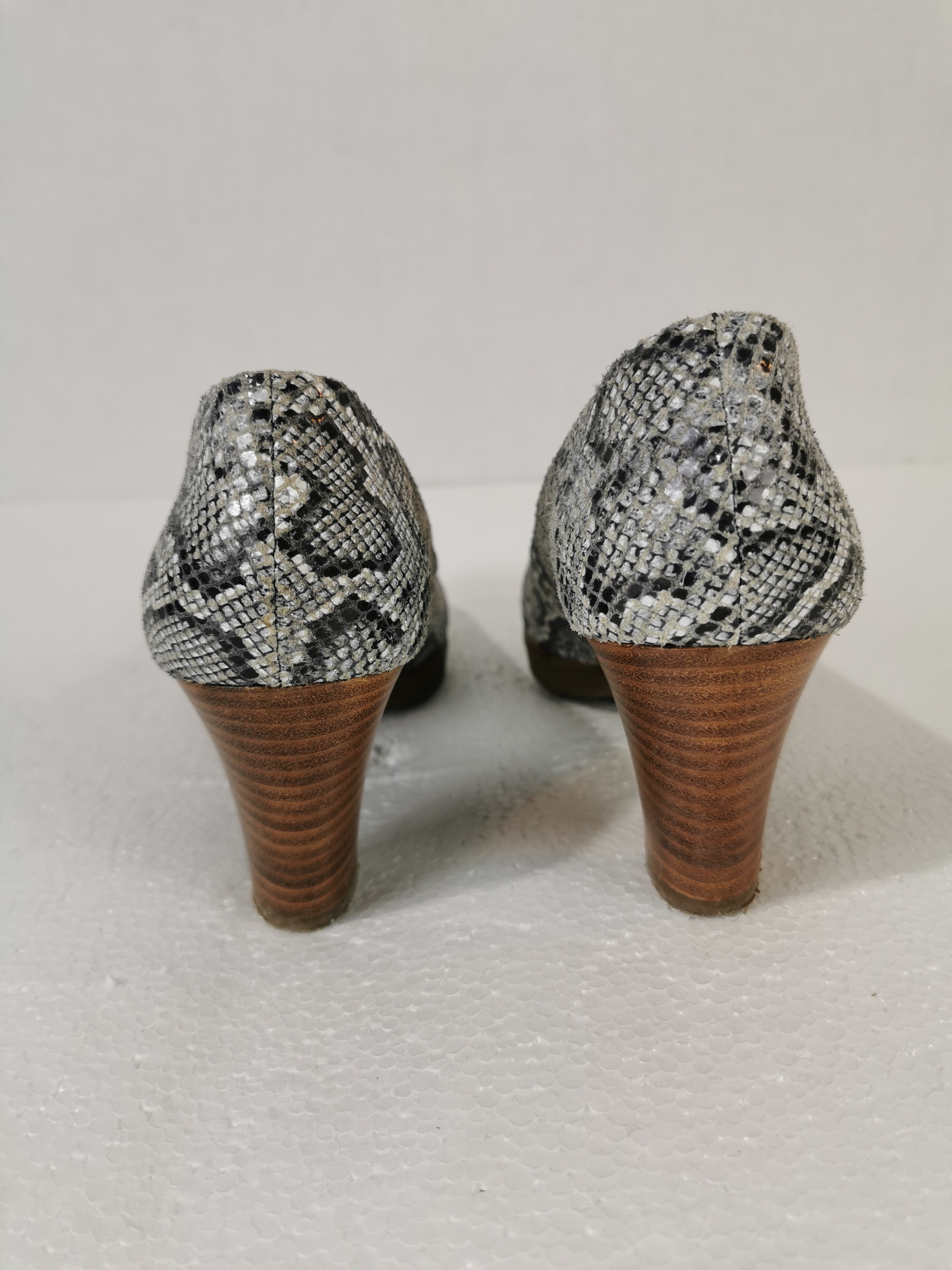 Voir photo 5 de Chaussure à talons femme - Wonders - En serpent brillant gris - taille 37 Chaussure à talons femme - Wonders - En serpent brillant gris - taille 37 Bon état reconditionné photo 5