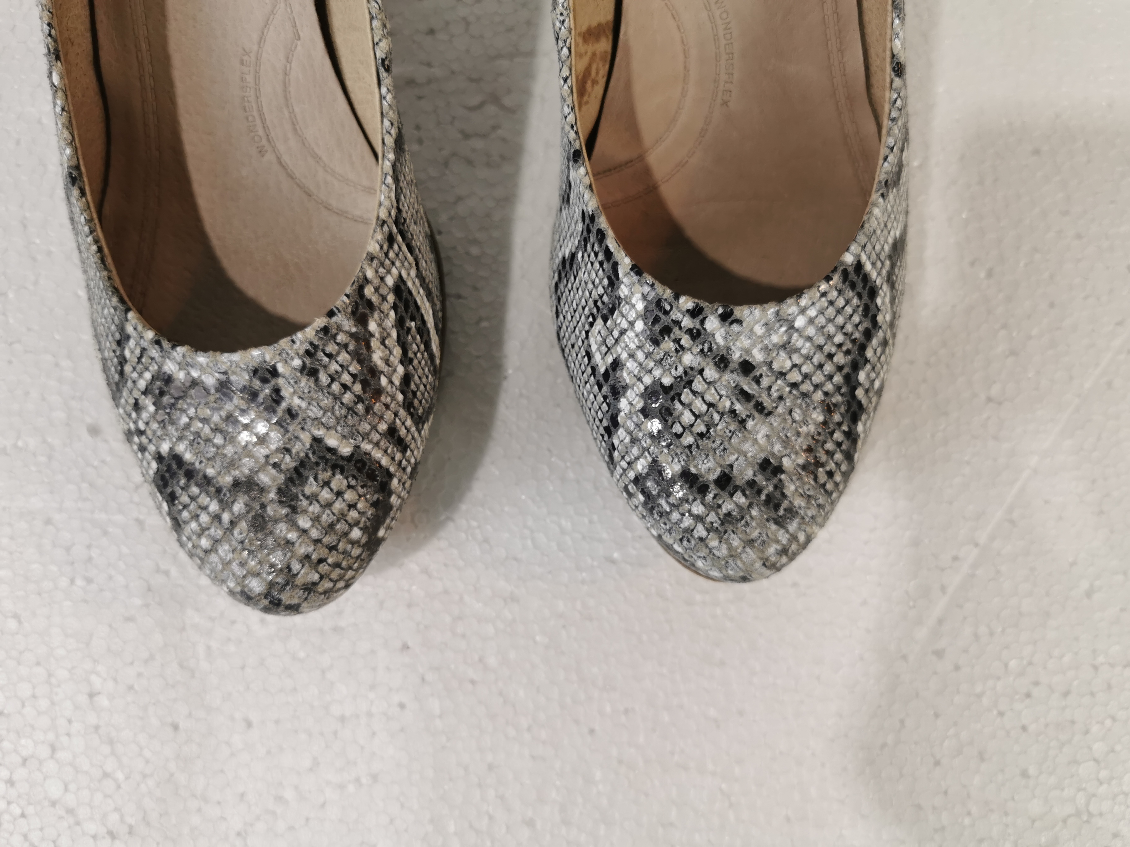 Voir photo 8 de Chaussure à talons femme - Wonders - En serpent brillant gris - taille 37 Chaussure à talons femme - Wonders - En serpent brillant gris - taille 37 Bon état reconditionné photo 8