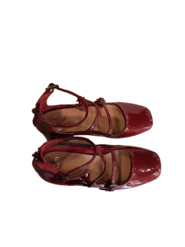 Acheter Chaussure babies rouge vernis avec brides de seconde main - 25,00 € Chaussure babies rouge vernis avec brides de seconde main Eram reconditionné disponible sur Claquettes Market