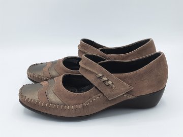 Acheter Chaussure compensée à velcro cuir 38 marron de seconde main - 20,00 € Chaussure compensée à velcro cuir 38 marron de seconde main N/A reconditionné disponible sur Claquettes Market