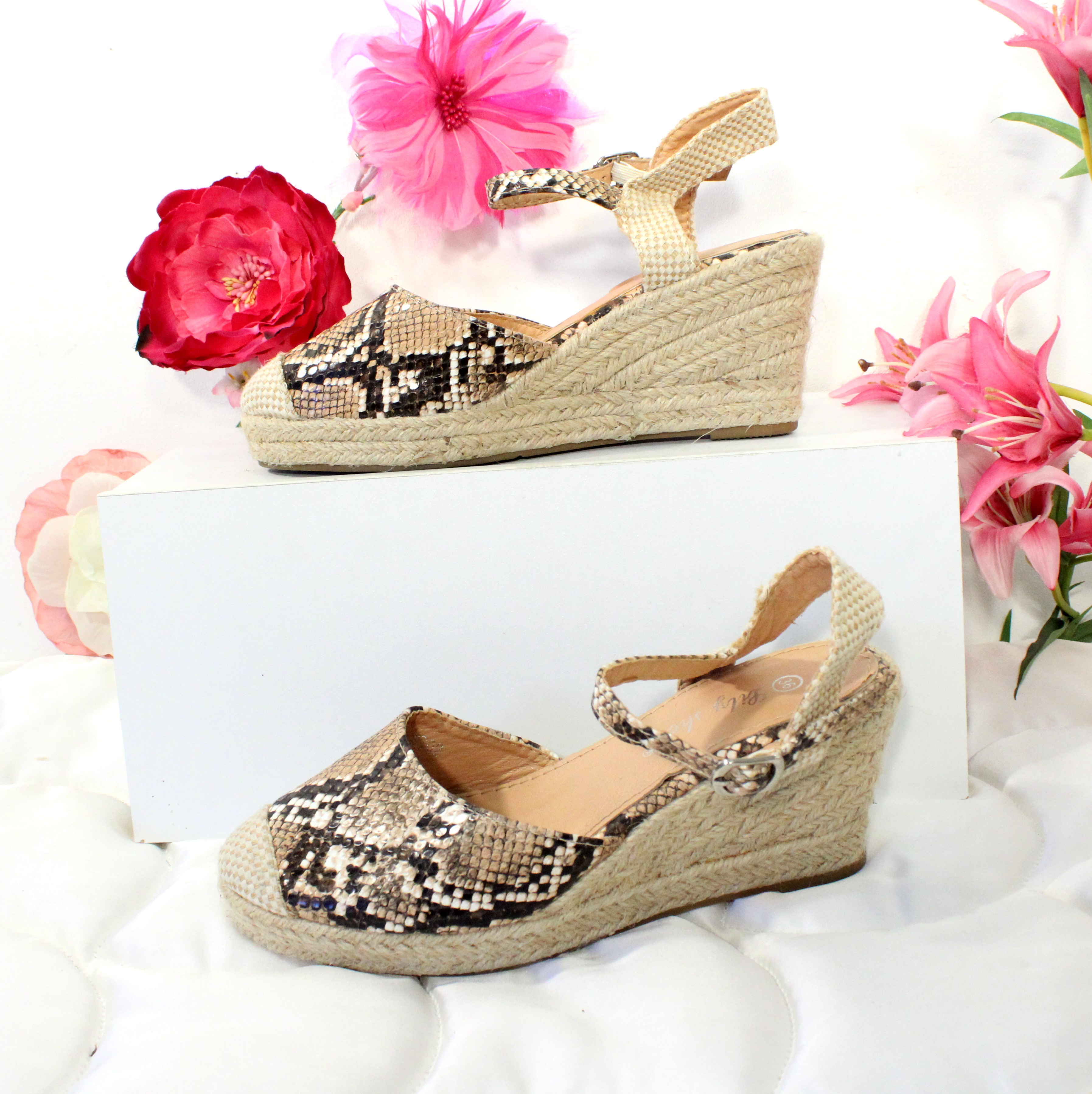 Acheter Chaussure Femme Compensée Reptile LILY SHOES Pointure 36 Bon état - 11,50 € Chaussure Femme Compensée Reptile LILY SHOES Pointure 36 Bon état reconditionné disponible sur Label Emmaüs