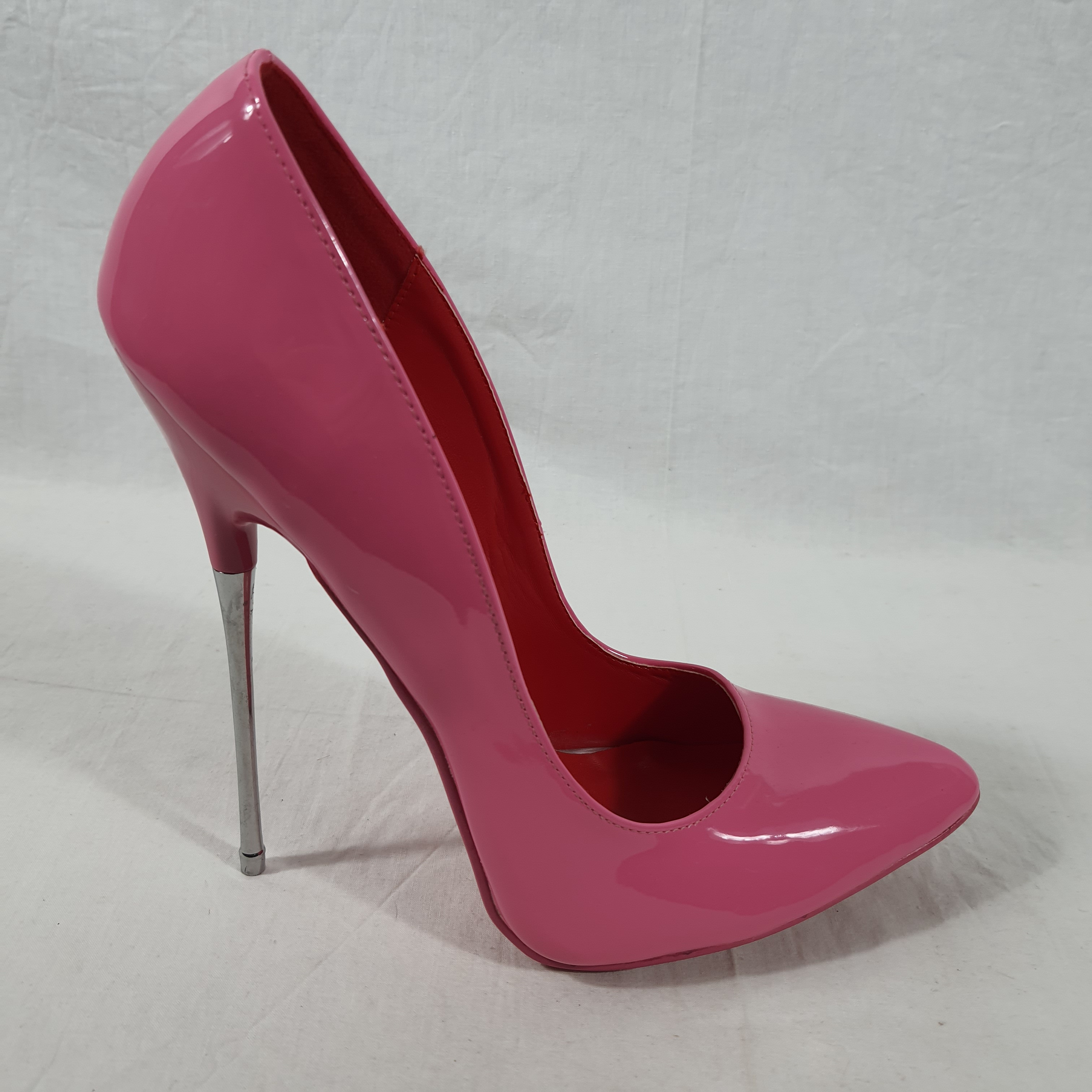 Voir photo 2 de Chaussure rose à talon aiguille décorative Chaussure rose à talon aiguille décorative reconditionné photo 2