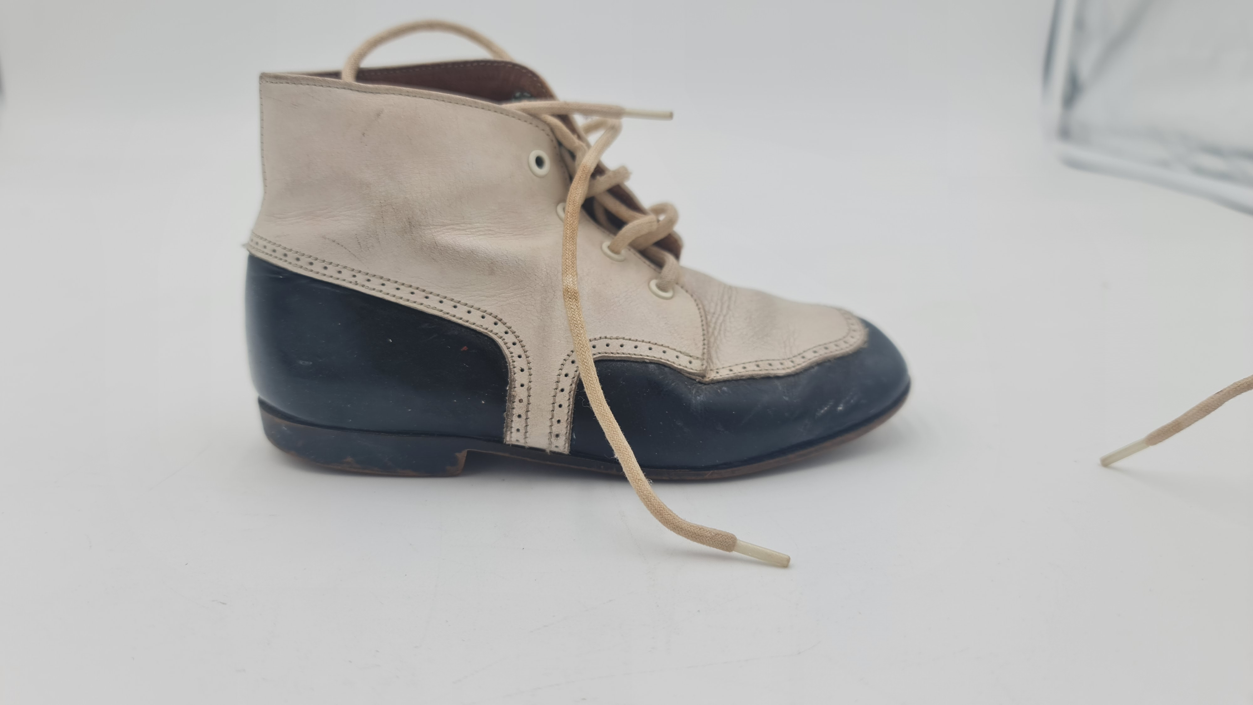 Acheter Chaussure vintage pour enfant - MOD8 Bon état - 10,00 € Chaussure vintage pour enfant - MOD8 Bon état reconditionné disponible sur Label Emmaüs