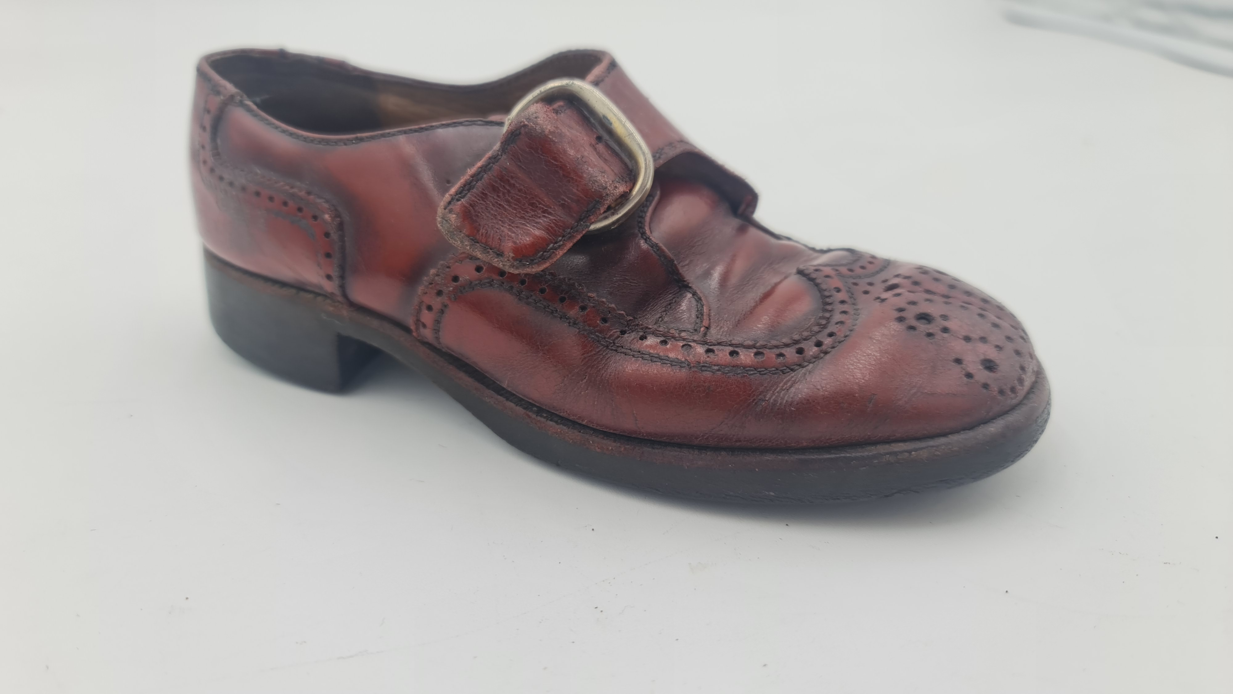 Acheter Chaussure vintage pour enfant Bon état - 10,00 € Chaussure vintage pour enfant Bon état reconditionné disponible sur Label Emmaüs