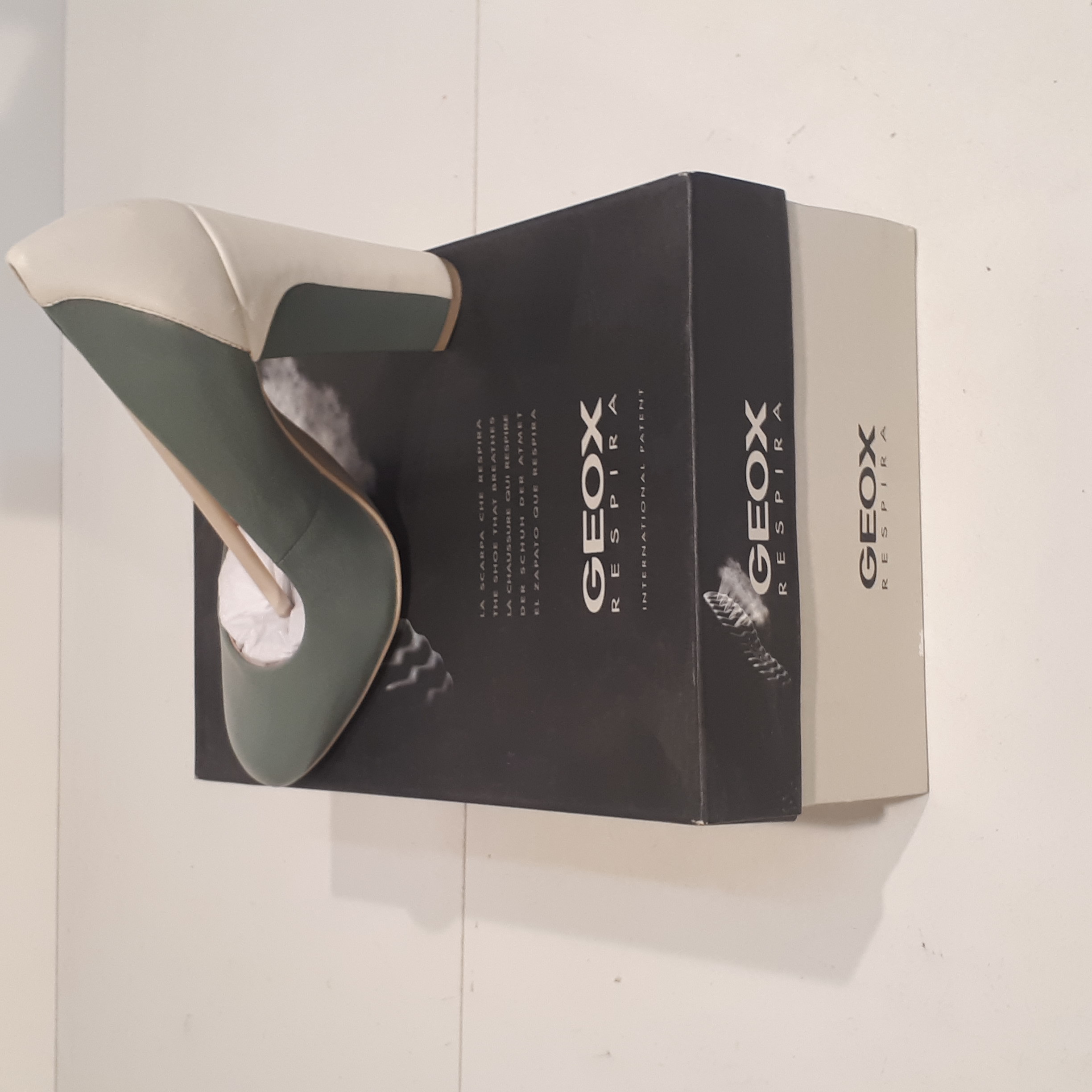 Chaussures à talon en cuir Geox Respira, Modèle Symphonia High A-Nappa, bicolores bleu lac et blanc cassé, T. 37 Parfait état - 28,00 € Chaussures à talon en cuir Geox Respira, Modèle Symphonia High A-Nappa, bicolores bleu lac et blanc cassé, T. 37 Parfait état reconditionné disponible sur Label Emmaüs