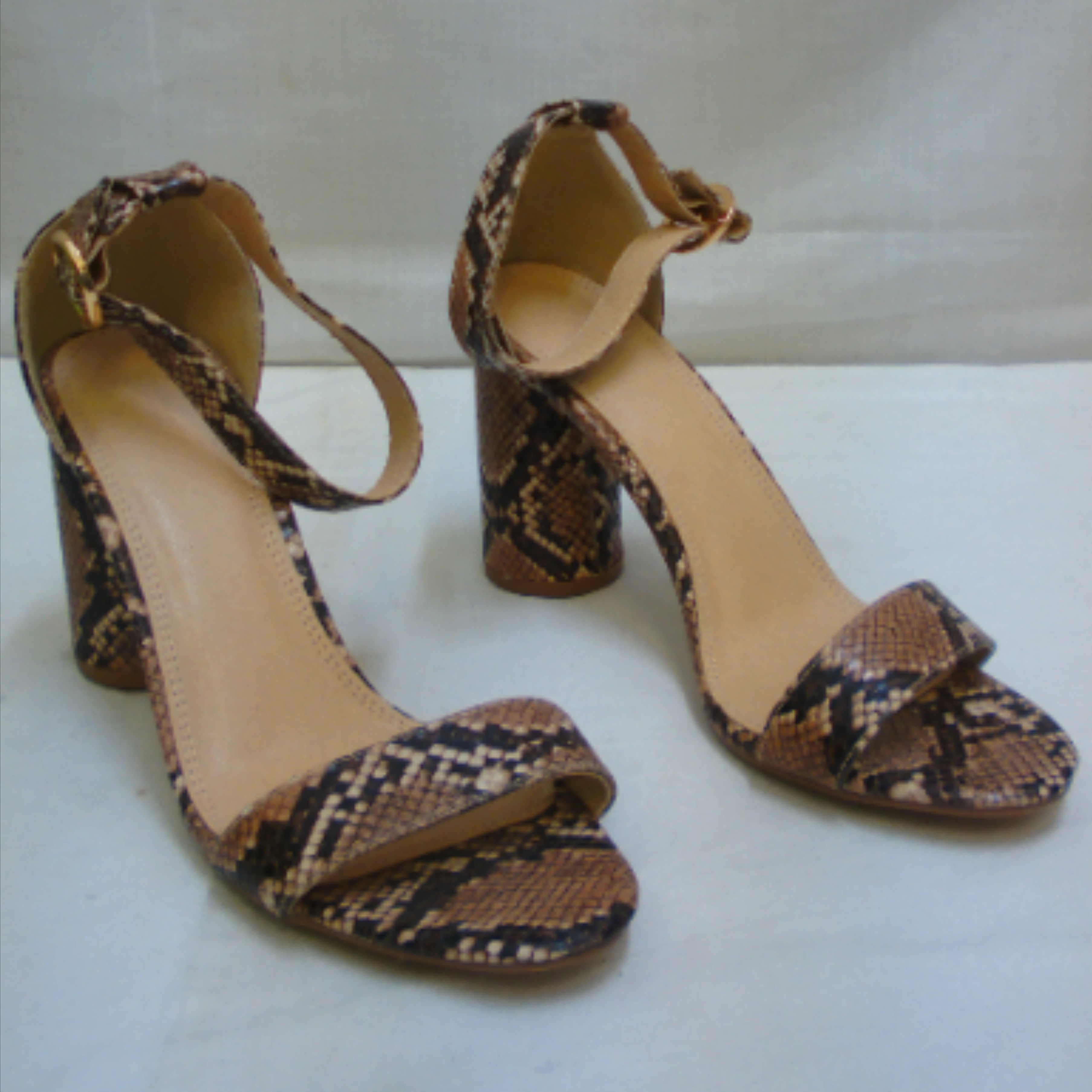 Voir photo 2 de Chaussures à talon PIMKIE, motifs cobra, pointure 39 Chaussures à talon PIMKIE, motifs cobra, pointure 39 Très bon état reconditionné photo 2