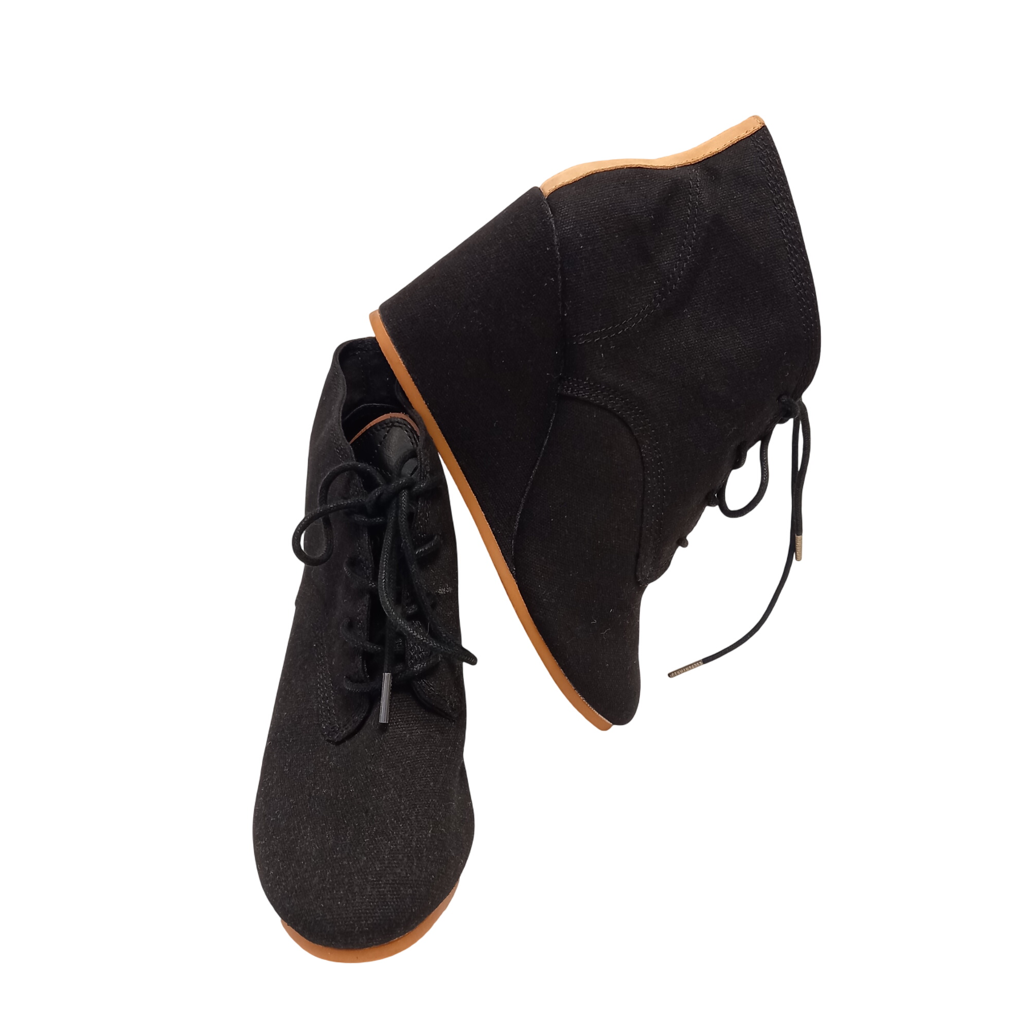 Chaussures à talons compensés- Eleven Paris- P:40 Bon état - 10,00 € Chaussures à talons compensés- Eleven Paris- P:40 Bon état reconditionné disponible sur Label Emmaüs