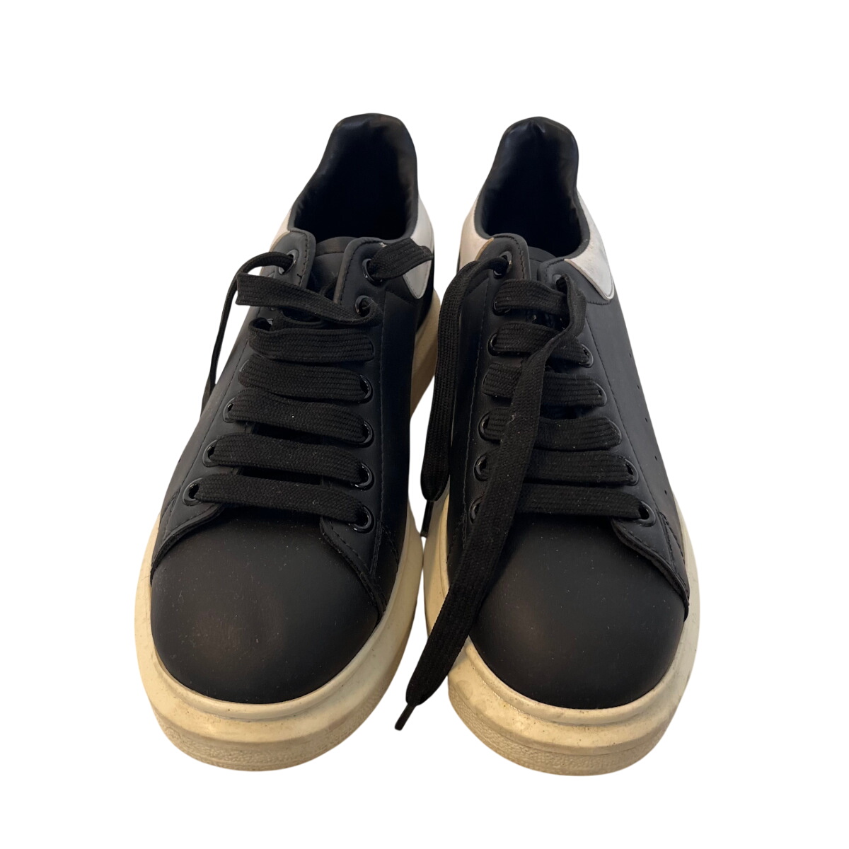Chaussures Alexander McQueen T.41 État correct - 41,50 € Chaussures Alexander McQueen T.41 État correct reconditionné disponible sur Label Emmaüs