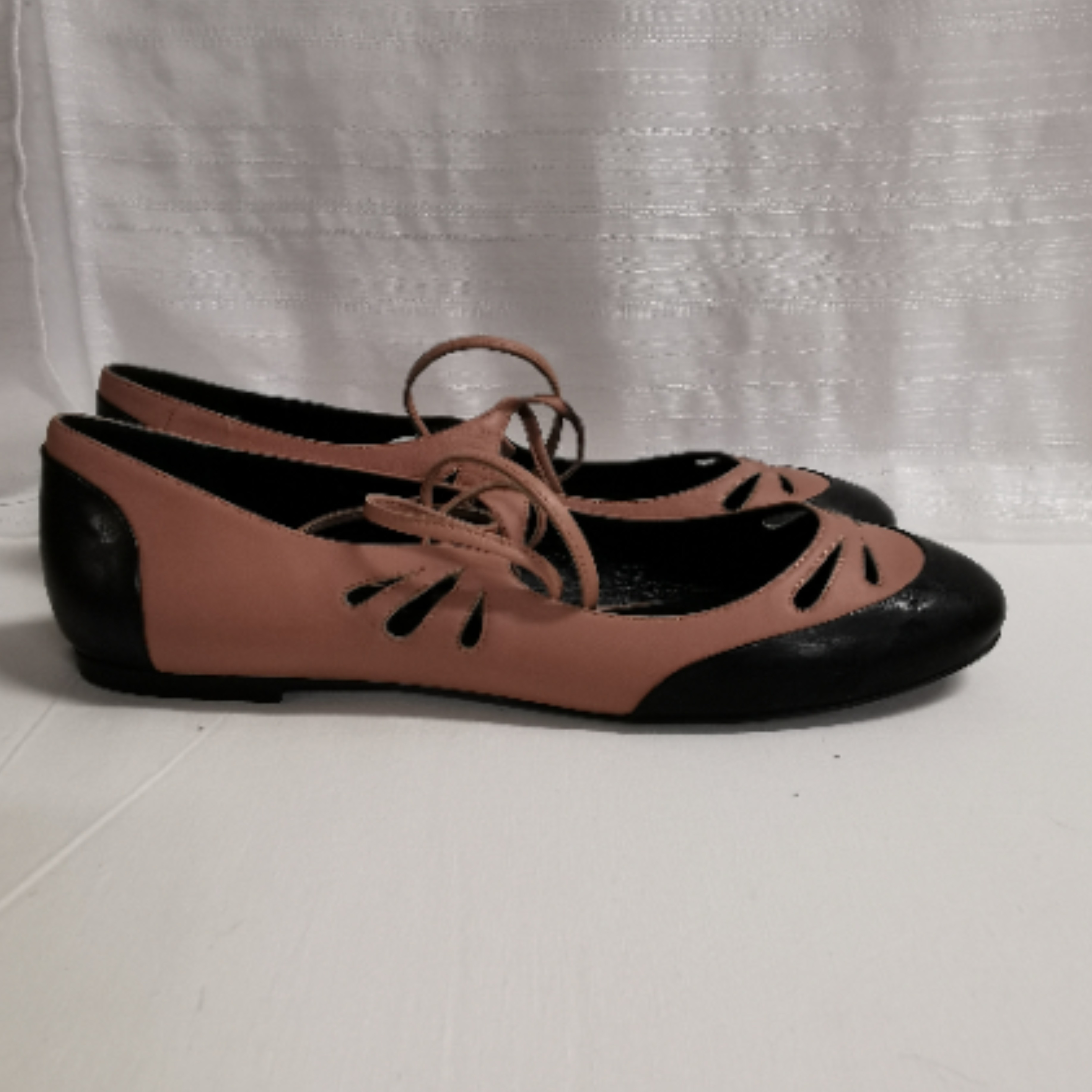 Voir photo 2 de chaussures ballerines plates en cuir SONIA RYKIEL paris currant / nude avec découpes et lien taille 40 chaussures ballerines plates en cuir SONIA RYKIEL paris currant / nude avec découpes et lien taille 40 Bon état reconditionné photo 2