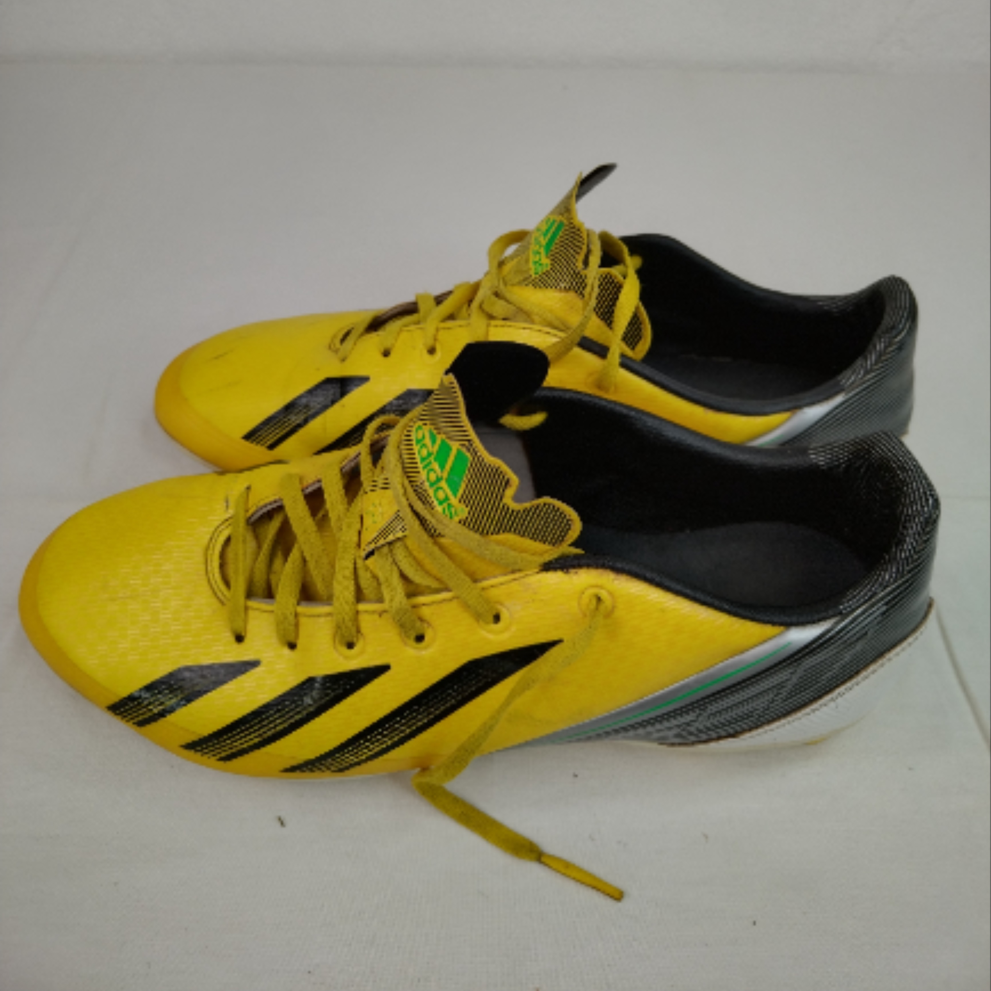 Voir photo 3 de Chaussures de foot Adidas F30 Taille 42 2/3 Chaussures de foot Adidas F30 Taille 42 2/3 Bon état reconditionné photo 3