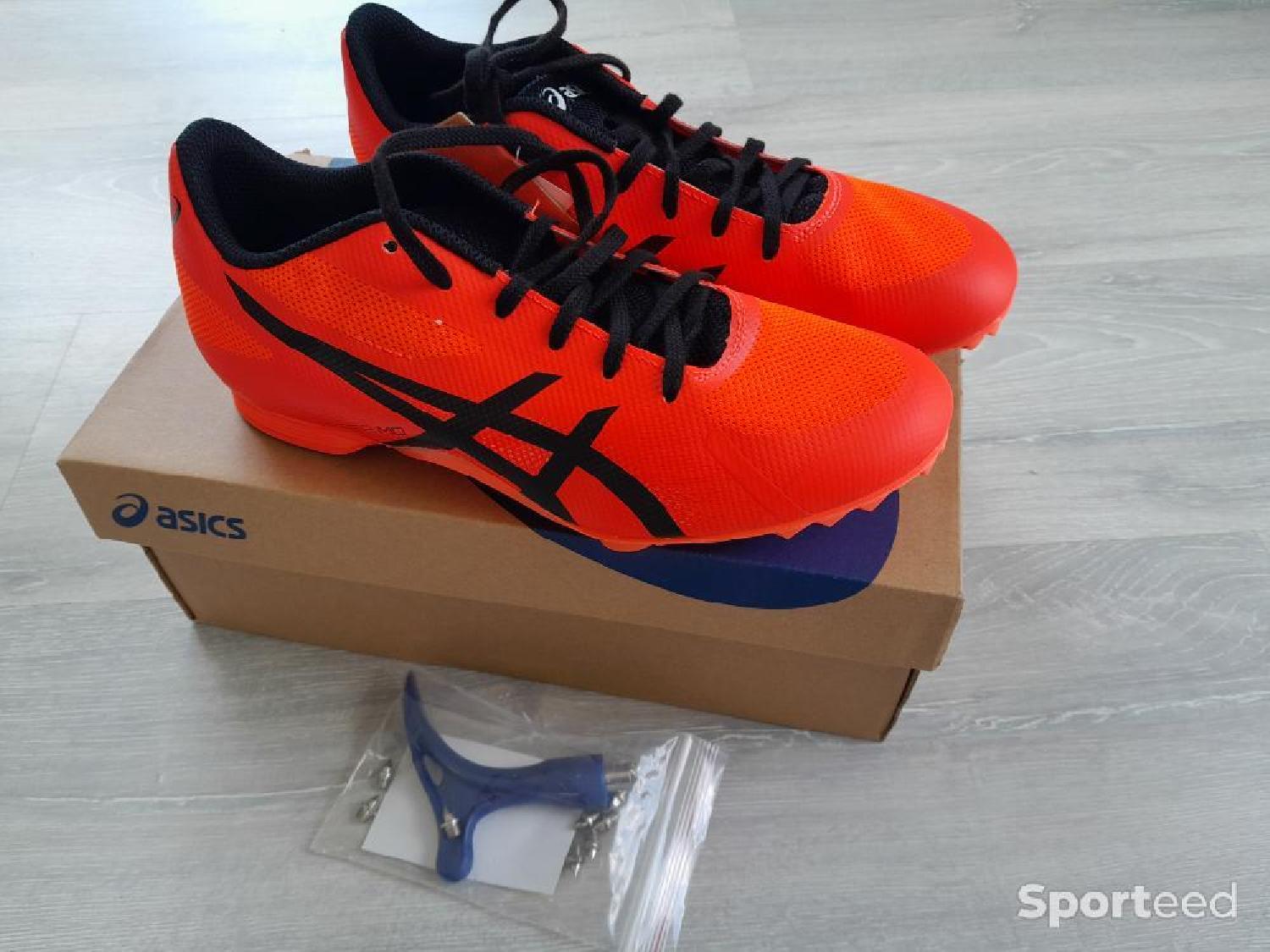 Chaussures de pointes  Comme neuf (c'est déjà la condition standard) Asics reconditionné disponible sur Sporteed