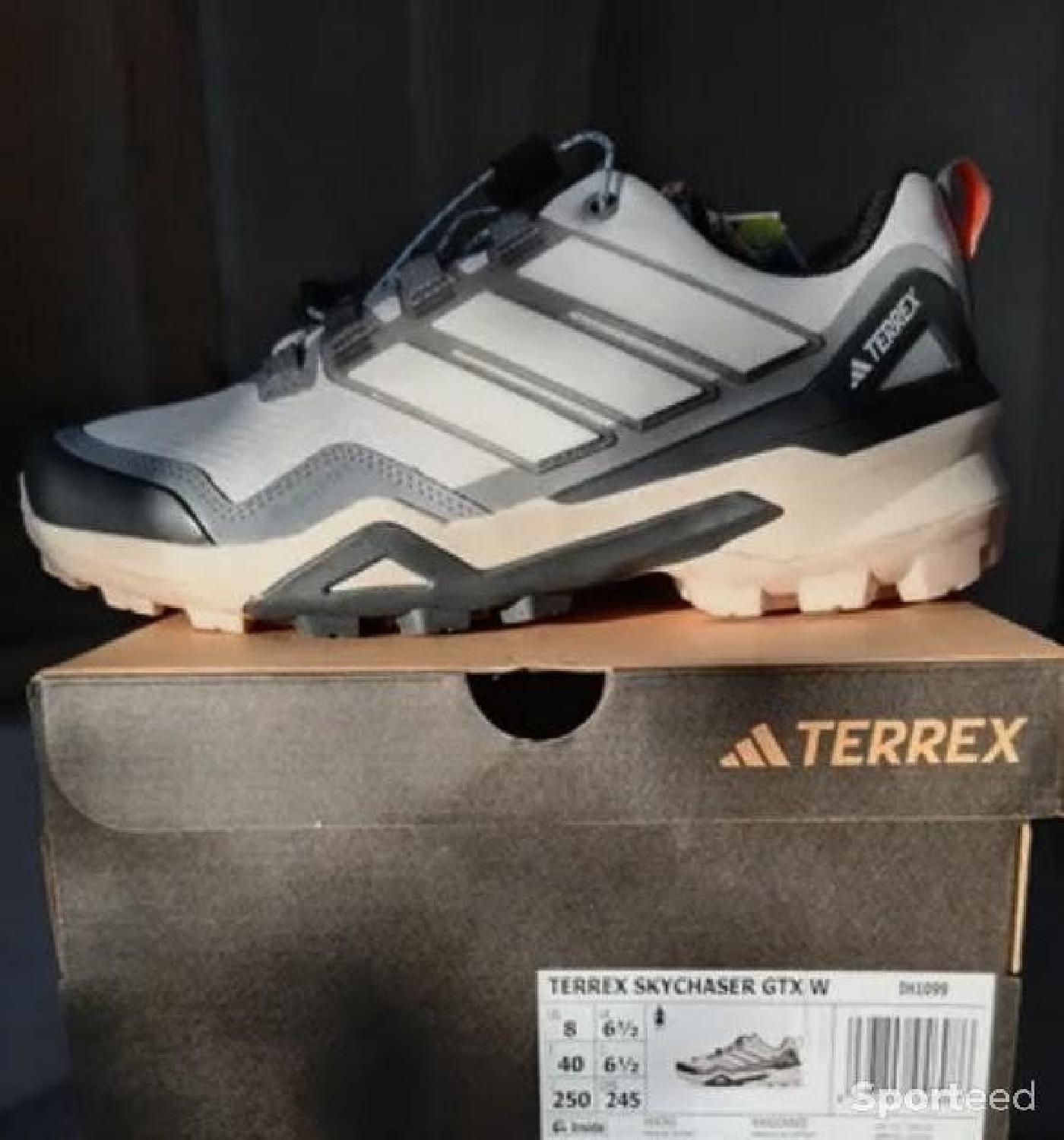 Chaussures de randonnée Neuves Comme neuf (c'est déjà la condition standard) - 65,00 € Chaussures de randonnée Neuves Comme neuf (c'est déjà la condition standard) Adidas reconditionné disponible sur Sporteed