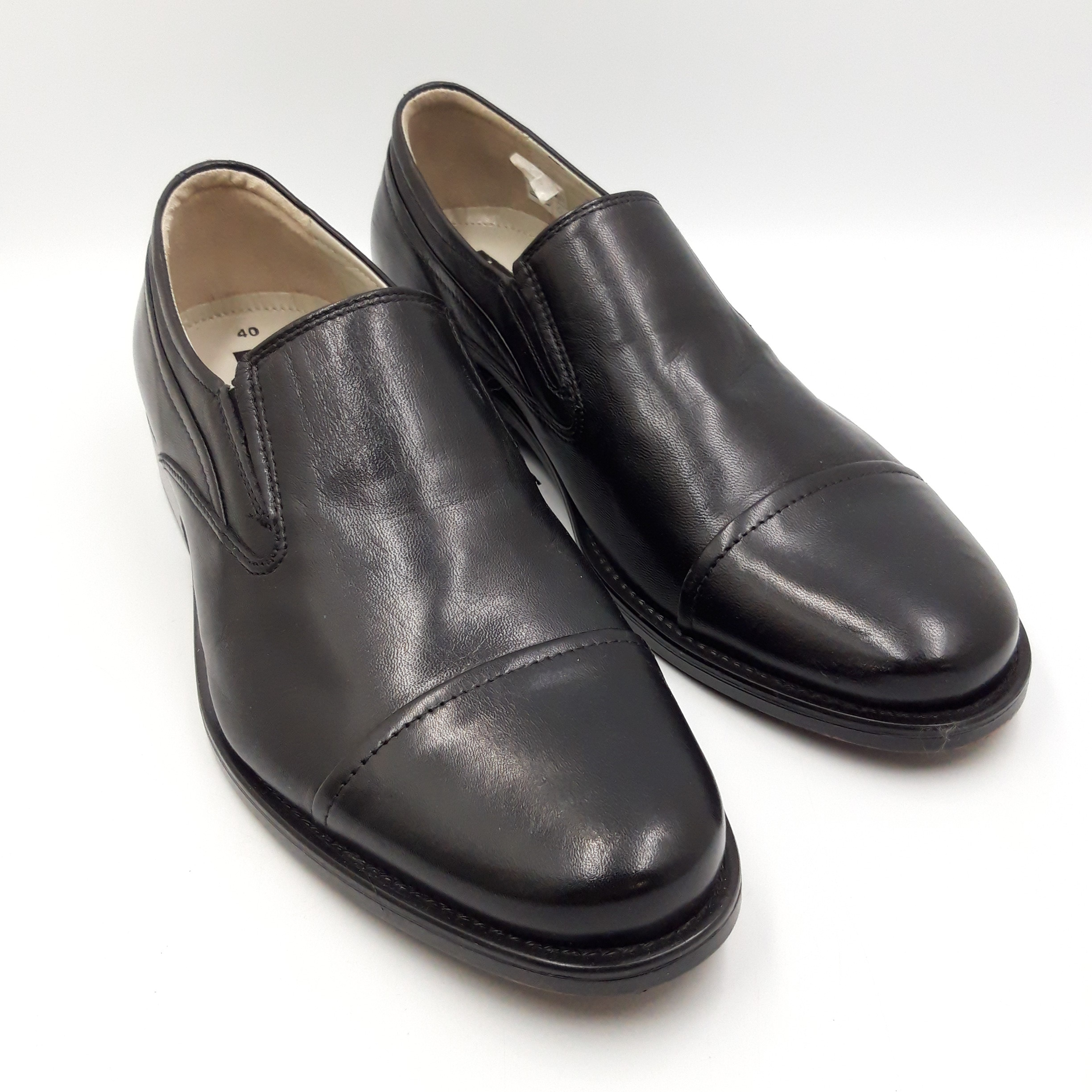 Chaussures de ville en cuir véritable homme Pierre Cardin, pointure 40 Parfait état - 38,00 € Chaussures de ville en cuir véritable homme Pierre Cardin, pointure 40 Parfait état reconditionné disponible sur Label Emmaüs