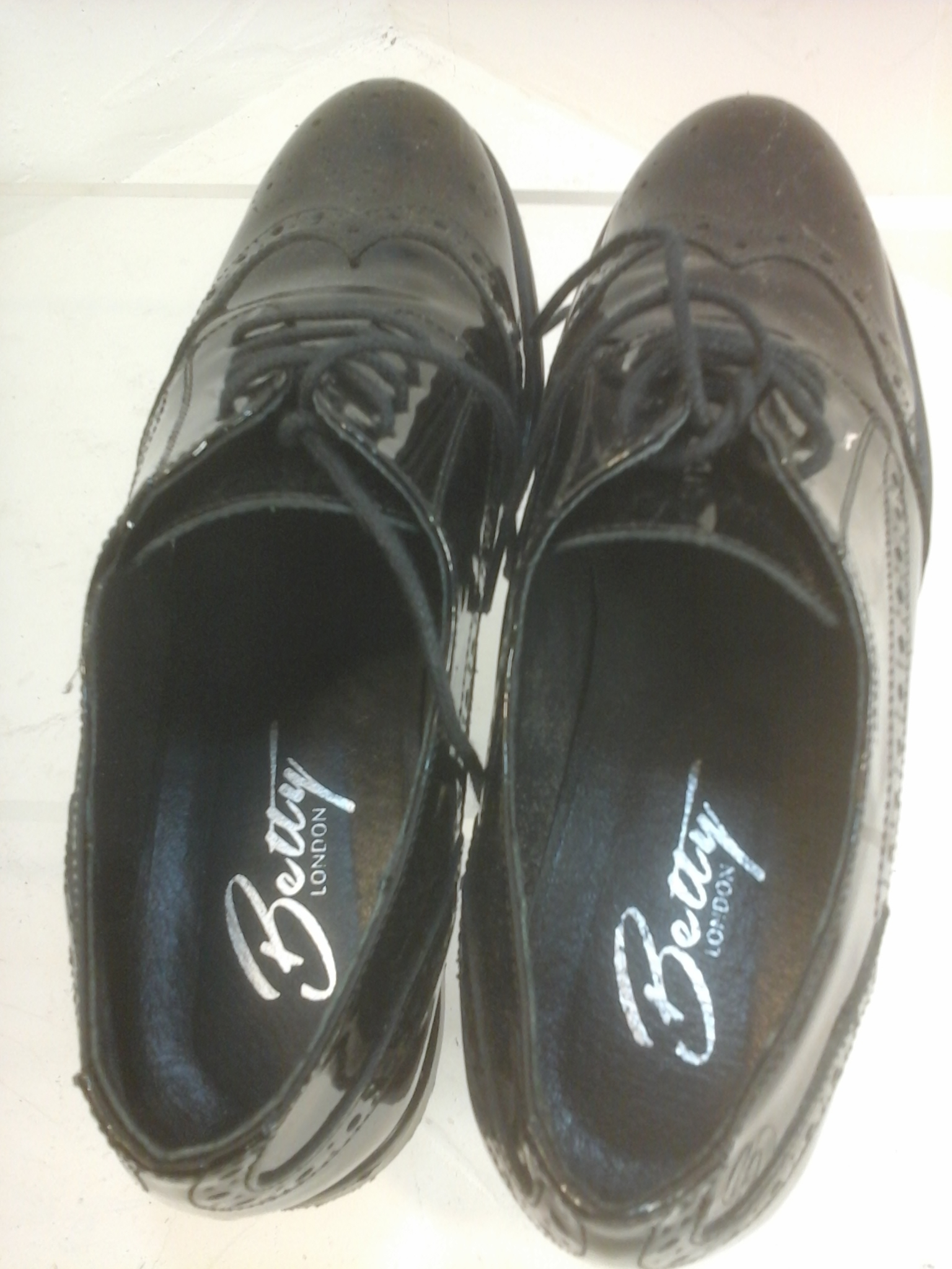 Chaussures derbies cuir verni noir BETTY London Codeux Très bon état - 35,00 € Chaussures derbies cuir verni noir BETTY London Codeux Très bon état reconditionné disponible sur Label Emmaüs