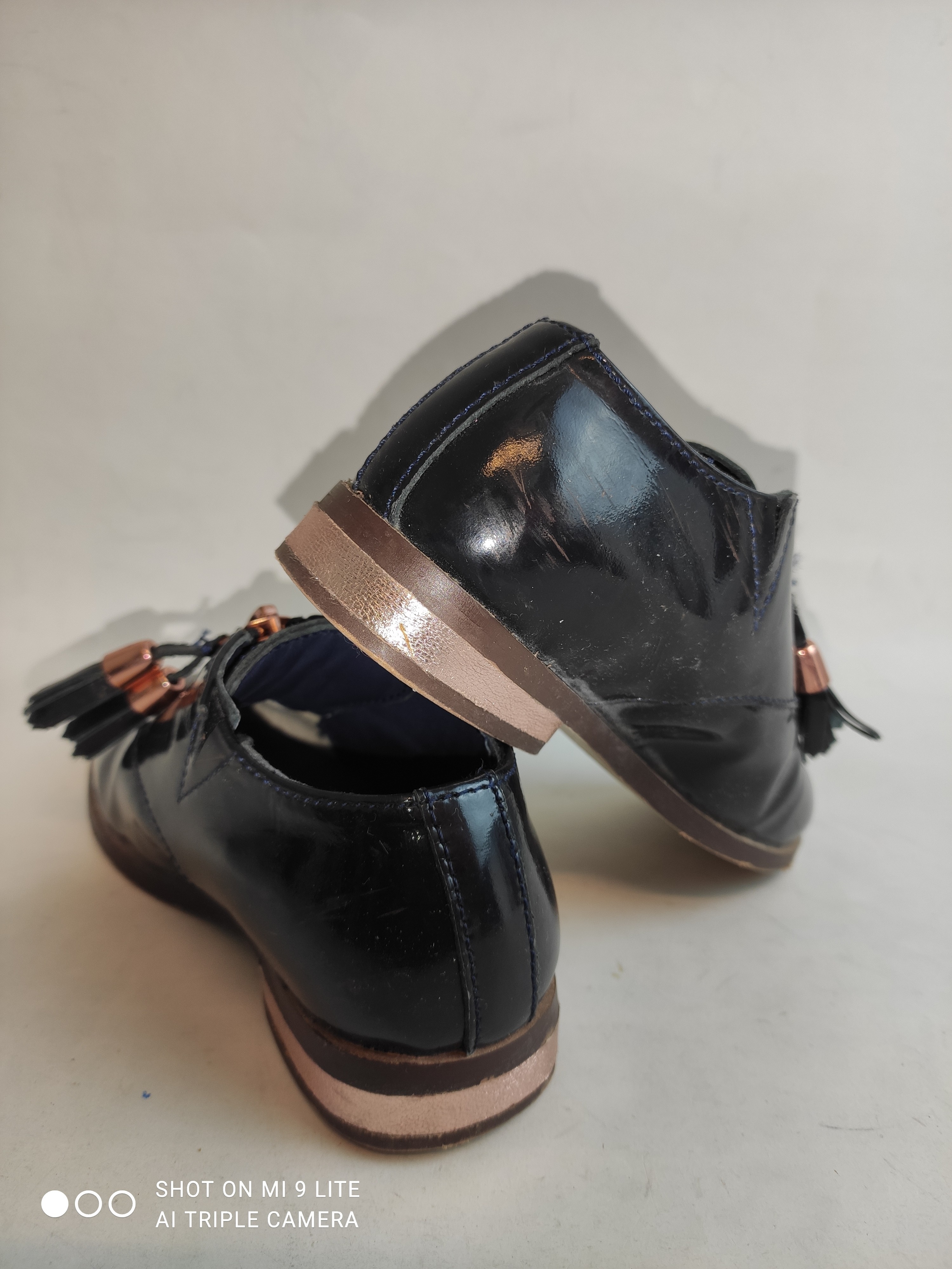 Voir photo 3 de Chaussures derbies vernis bleu marine à fermeture zippée – CARRÉMENT BEAU – Pointure 25 Chaussures derbies vernis bleu marine à fermeture zippée – CARRÉMENT BEAU – Pointure 25 Très bon état reconditionné photo 3