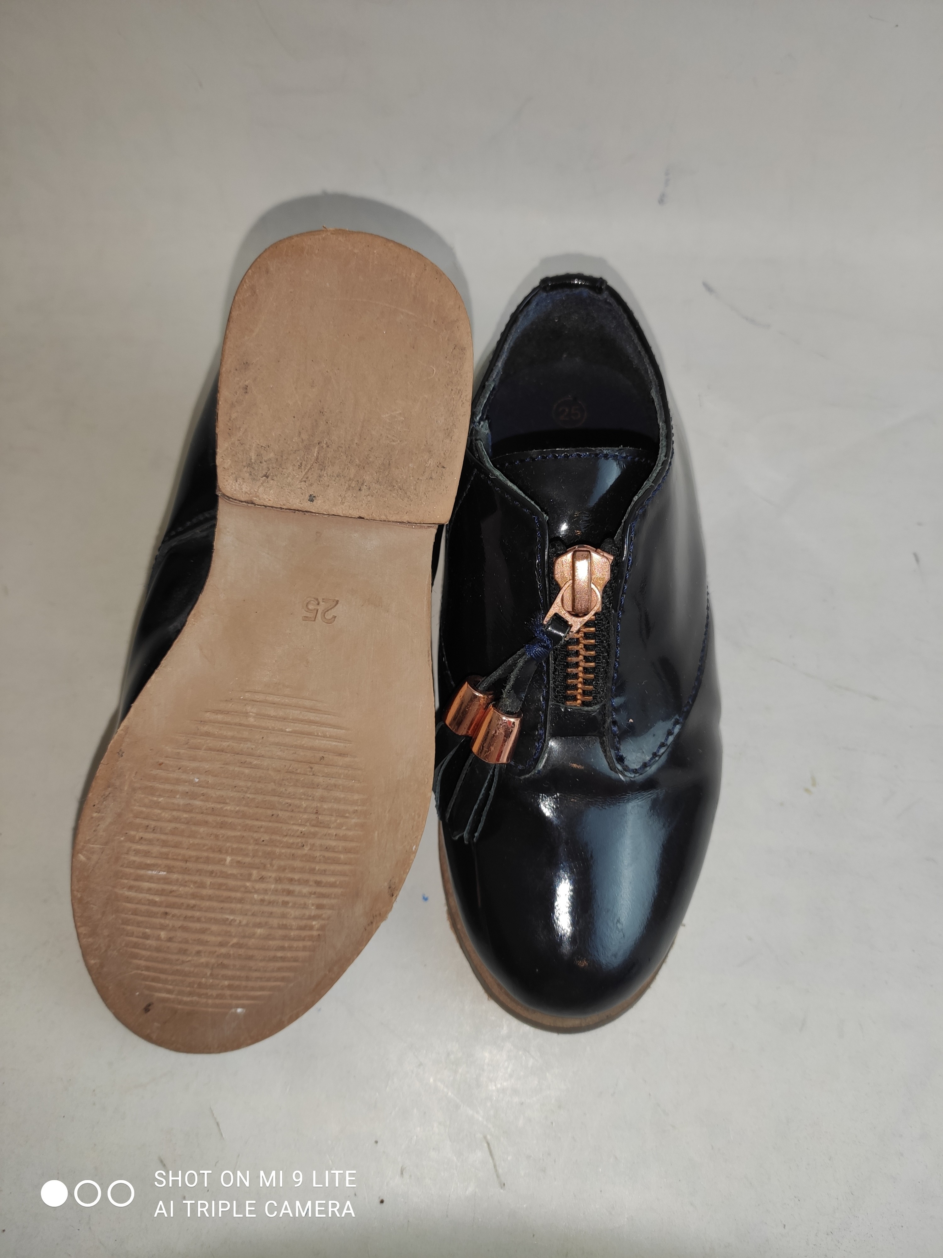 Voir photo 4 de Chaussures derbies vernis bleu marine à fermeture zippée – CARRÉMENT BEAU – Pointure 25 Chaussures derbies vernis bleu marine à fermeture zippée – CARRÉMENT BEAU – Pointure 25 Très bon état reconditionné photo 4