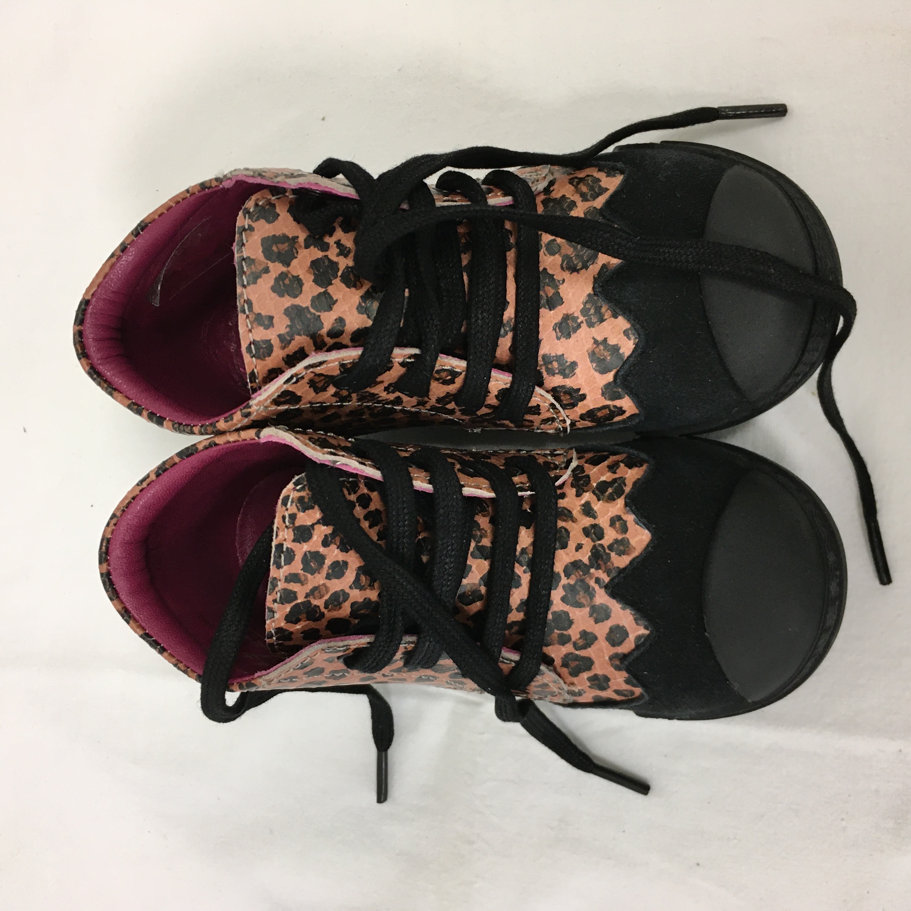 chaussures ENFANT en cuir mod8-P24 Parfait état - 20,00 € chaussures ENFANT en cuir mod8-P24 Parfait état reconditionné disponible sur Label Emmaüs