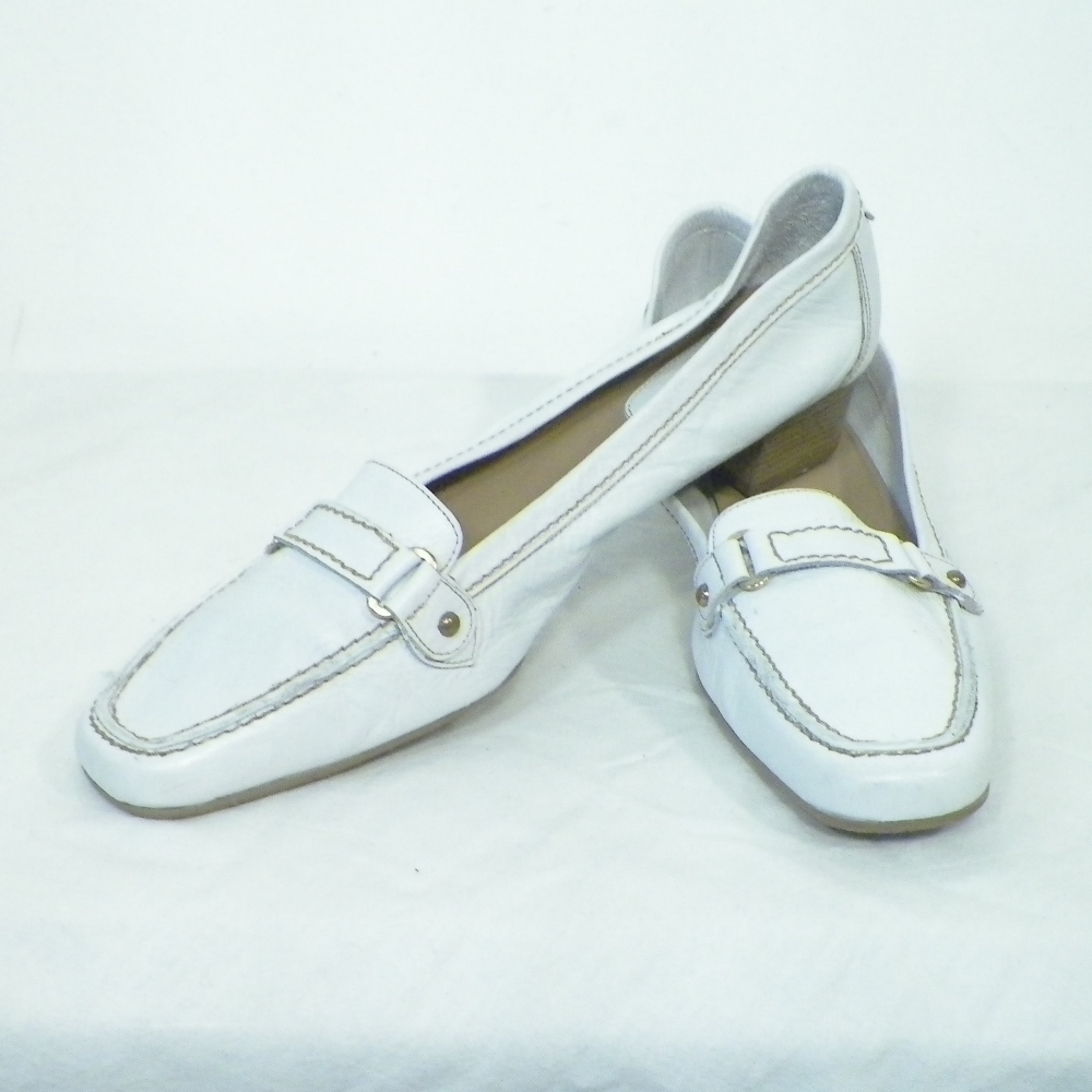 Chaussures Femme Blanche SALAMANDER Pointure 41 Bon état - 20,30 € Chaussures Femme Blanche SALAMANDER Pointure 41 Bon état reconditionné disponible sur Label Emmaüs