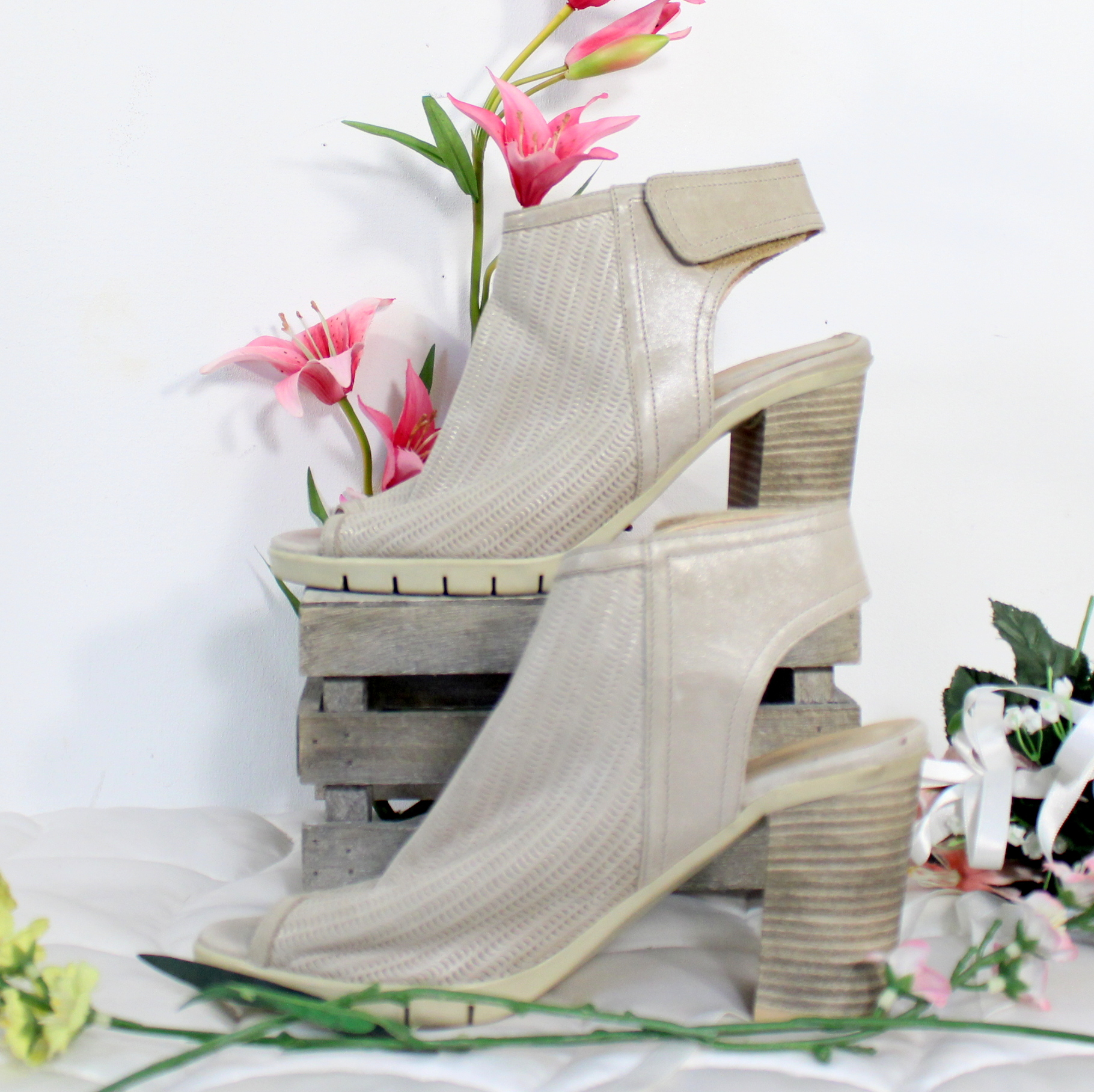 Chaussures Femme Cuir Beige RIZZOLI Pointure 37 Très bon état - 18,00 € Chaussures Femme Cuir Beige RIZZOLI Pointure 37 Très bon état reconditionné disponible sur Label Emmaüs