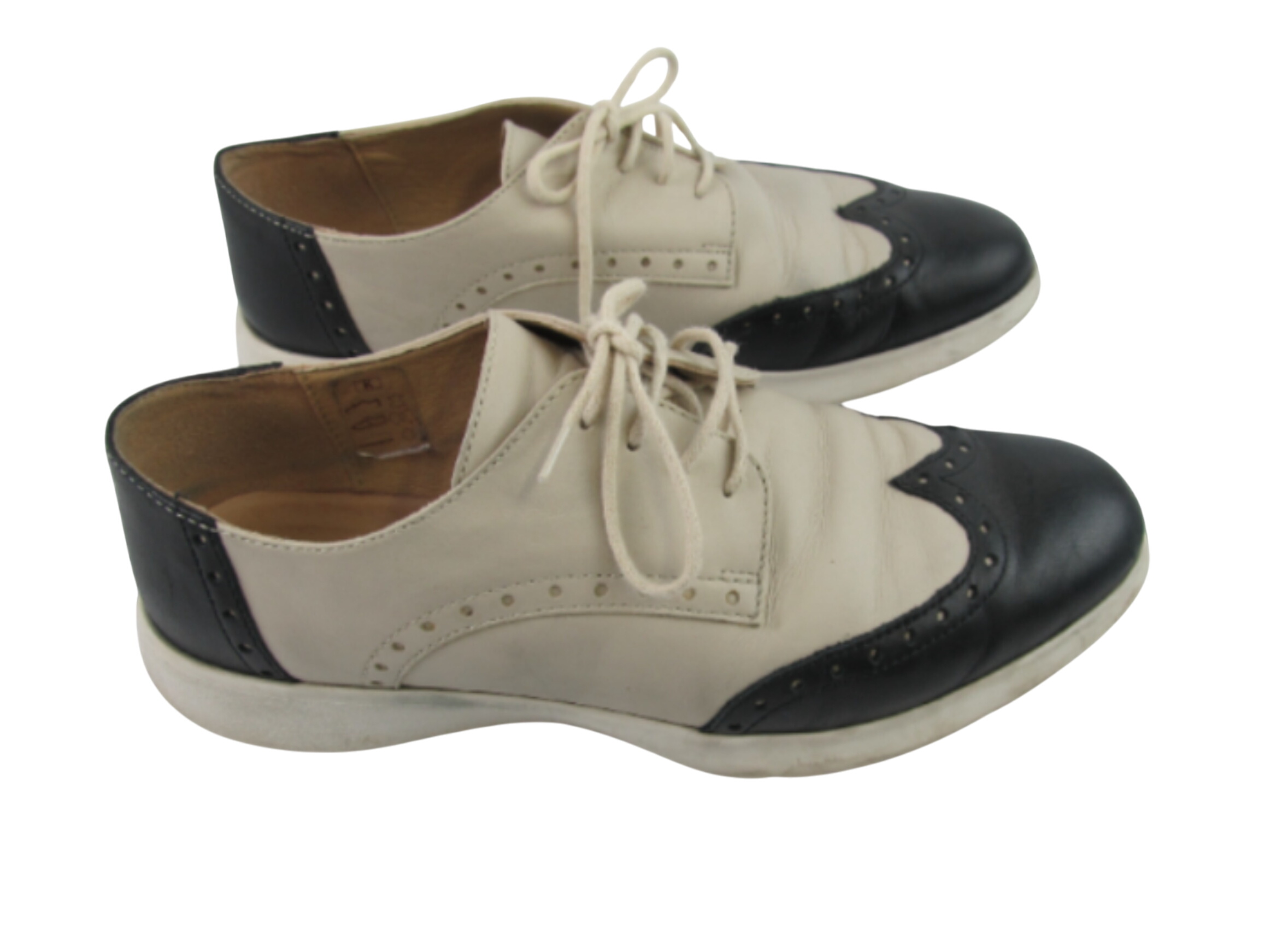 Chaussures Geox Bon état - 10,00 € Chaussures Geox Bon état reconditionné disponible sur Label Emmaüs